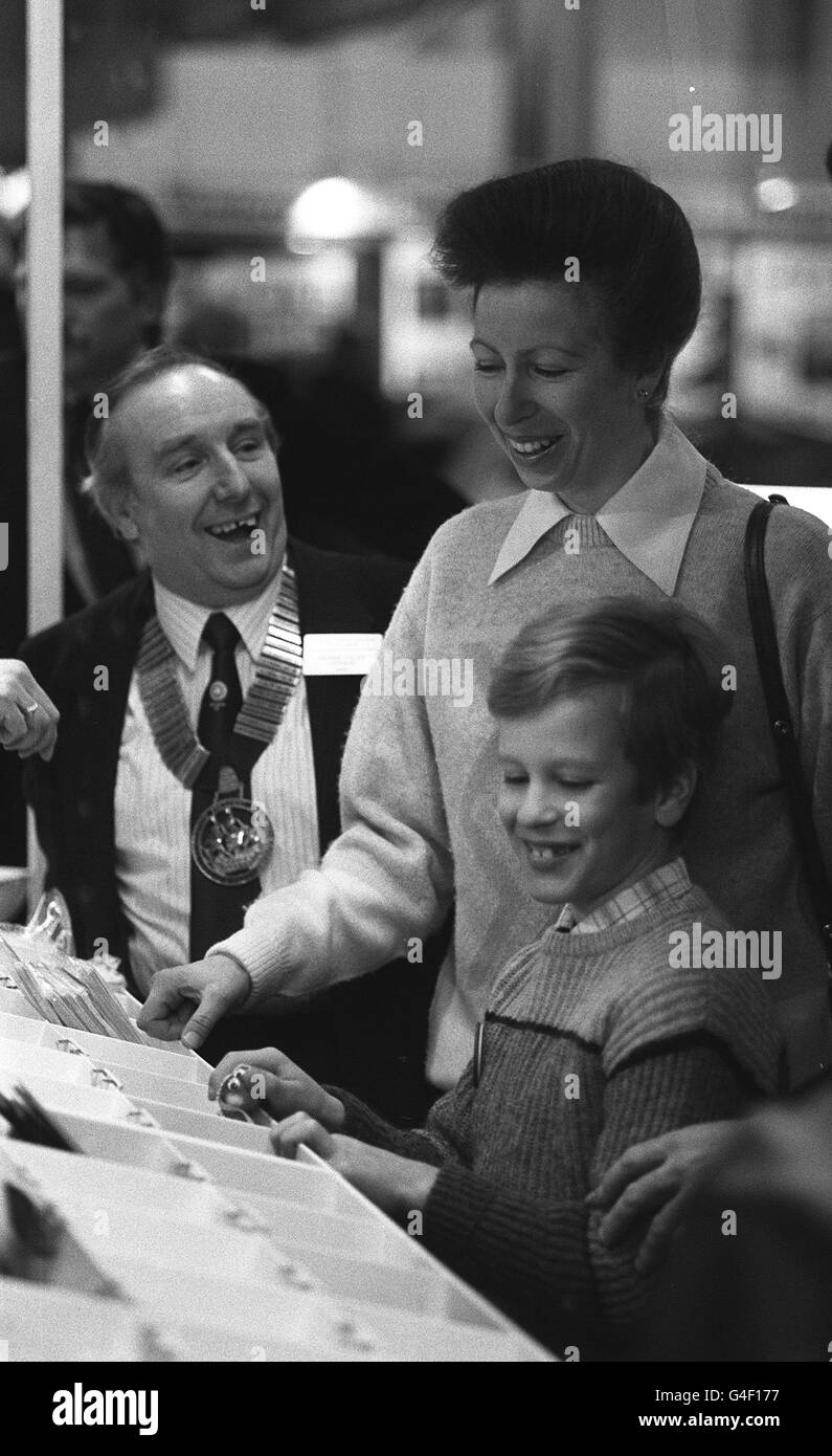 PA NEWS PHOTO 11/1/87 LA PRINCIPESSA ANNE CONDIVIDE UNA BATTUTA CON GEORGE HULLEY, PRESIDENTE DELLA BRITISH MARINE INDUSTRIES FEDERATION, MENTRE SUO FIGLIO MASTER PETER PHILLIPS ESAMINA I SOUVENIERS ALLA 33A FIERA INTERNAZIONALE BAOT ALLA CORTE DEGLI EARLS DI LONDRA. Foto Stock