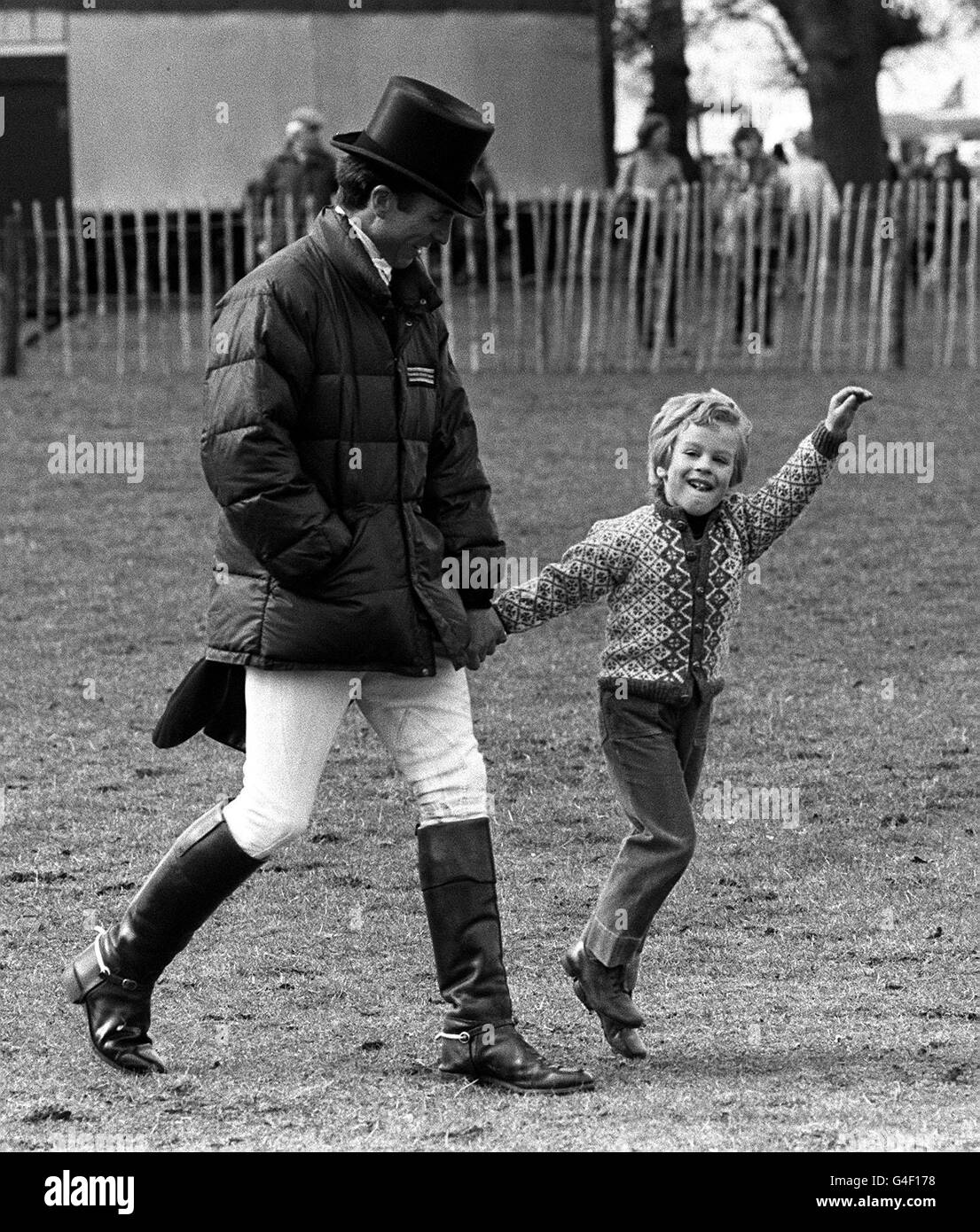 PA NEWS PHOTO 14/4/83 IL CAPITANO MARK PHILLIPS AMA FARE UNA PASSEGGIATA CON IL FIGLIO MAESTRO PETER PHILLIPS ALLE PROVE A CAVALLO DI BADMINTON DOPO CHE IL CAPITANO PHILLIPS HA GAREGGIATO NELL'EVENTO DI DRESSAGE. Foto Stock