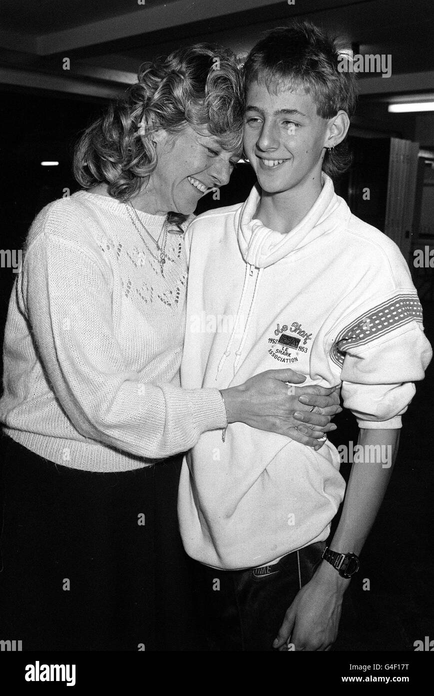 PA NEWS FOTO 22/10/88 ANDREW GILLON è riunita con sua madre Margaret ad Albany scuola in Hornchurch Essex , dopo la fuga di morte quando su un greco nave da crociera durante una gita scolastica. La nave affondò al di fuori del porto greco di PIRAQUE dopo una collisione con un altro peschereccio Foto Stock