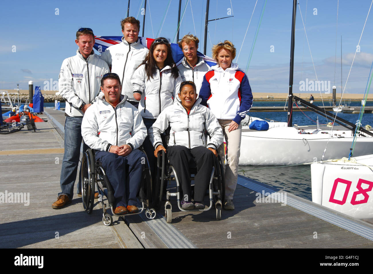 Stephen Park, direttore olimpico RYA (a sinistra), insieme a Stephen Thomas, Hannah Stodel, Niki Birrell e Penny Briscoe (prima fila da sinistra) della Gran Bretagna John Robertson e Alexandra Rickham durante un annuncio del team di Paralimpiadi GB a Weymouth e Portland National Sailing Academy. Foto Stock