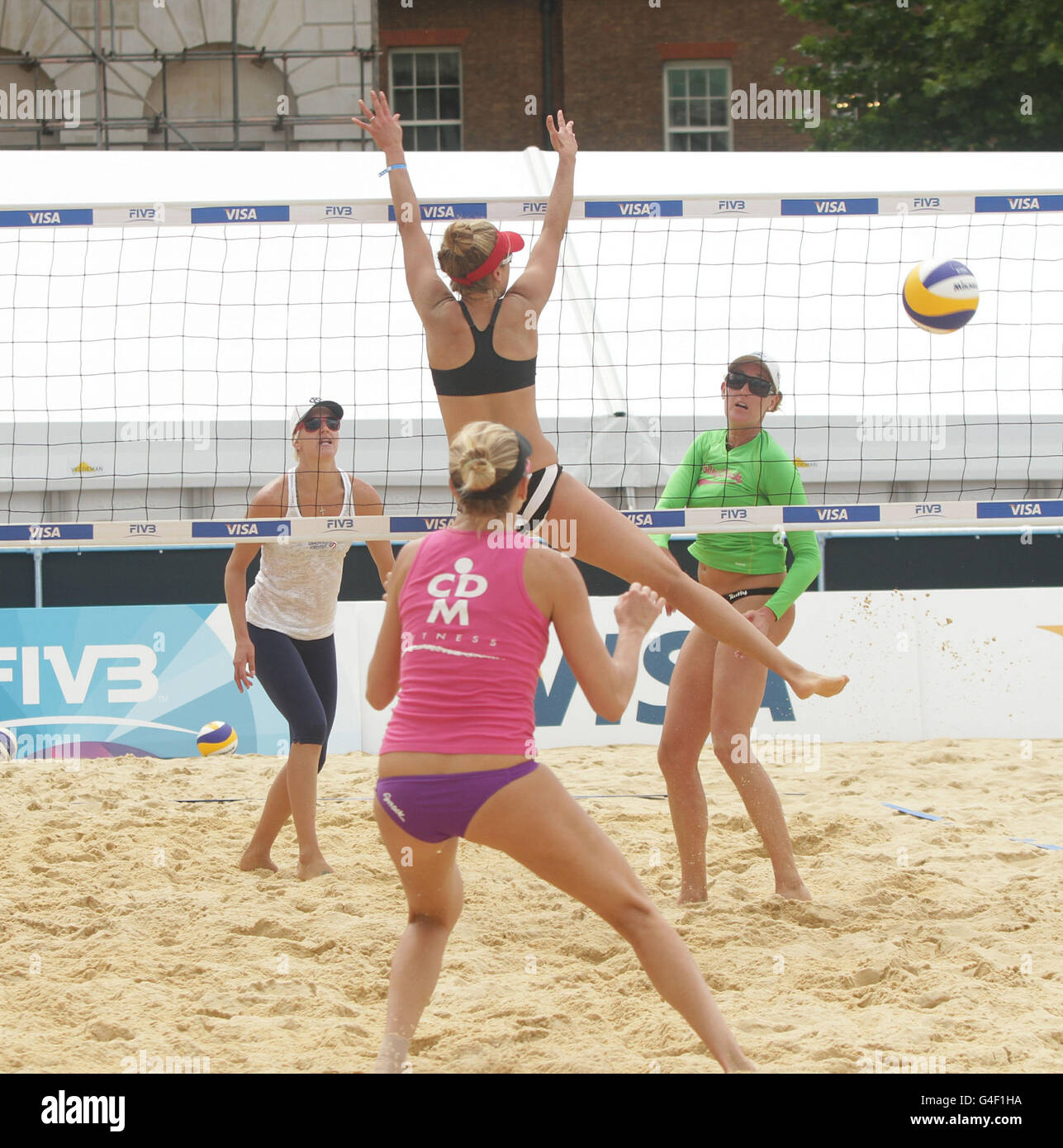 USA Beach Volleyball Players (da sinistra a destra) Brittany Hochevar, April Ross, Jennifer Kessy (in alto) e Lisa Rutledge durante una sessione di prove per l'evento di prova di Londra 2012 FIVB Beach Volleyball International Preview Day, al Horse Guards Parade nel centro di Londra. Foto Stock