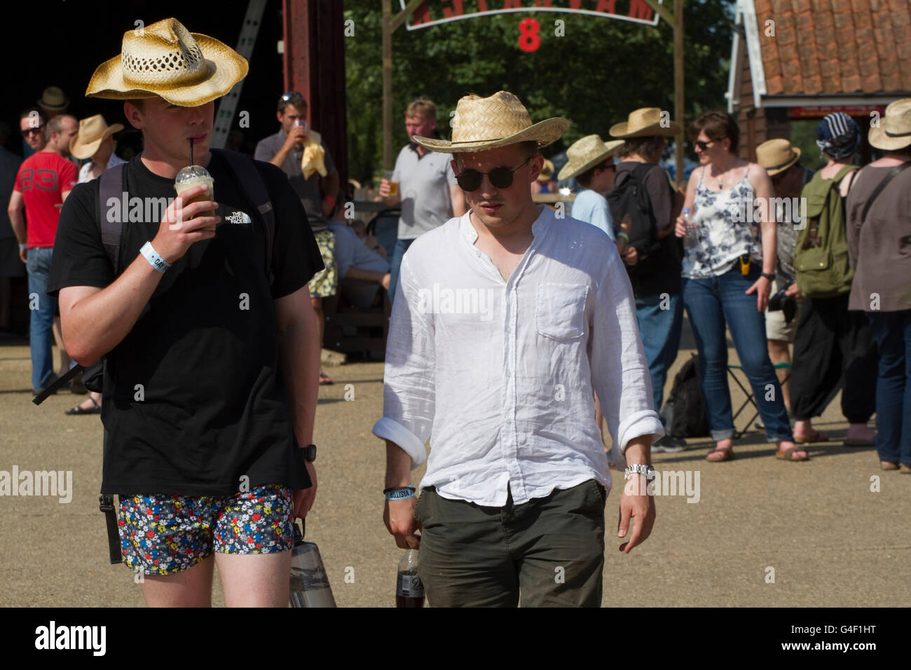 Due giovani uomini che indossano cappelli da cowboy al Maverick Americana music festival Foto Stock