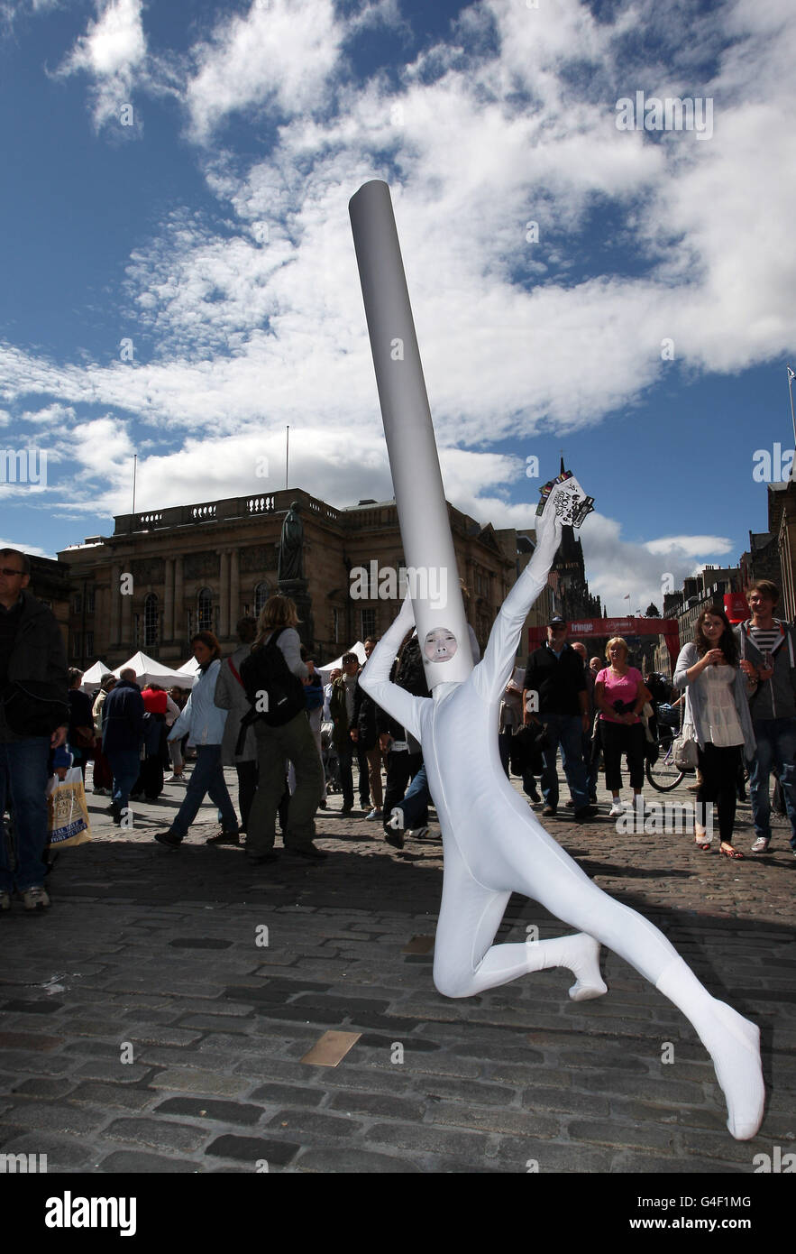 Un membro del Siro-A Technodelic comedy show giapponese si esibisce come parte dell'Edinburgh Fringe Festival sul Royal Mile di Edimburgo, davanti al loro show presso la sede 50. Foto Stock