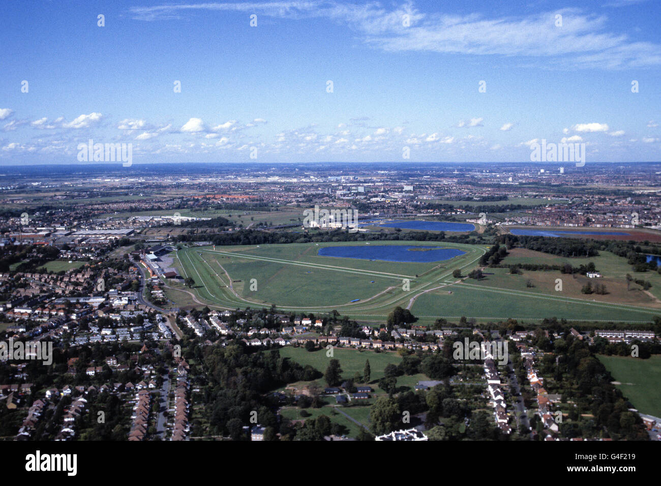 Corse ippiche - Ippodromo di Kempton Park. Vista aerea dell'ippodromo di Kempton Park a Sunbury-on-Thames, Surrey Foto Stock