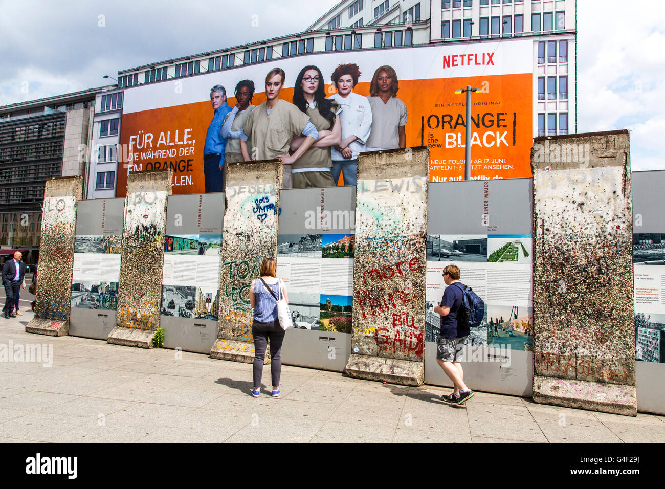 Grande cartellone pubblicitario su un edificio in Potsdamer Platz a Berlino, per il canale a pagamento, Netflix Netflix nuova serie originale Foto Stock