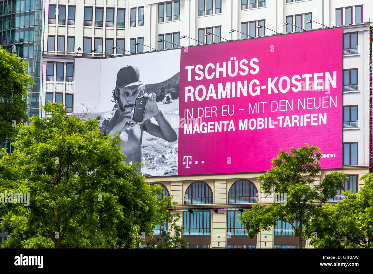 Pubblicità di Telekom, su di un grande poster a Leipziger Platz a Berlino per un nuovo telefono tariffa, tasse noroaming nell'UE Foto Stock