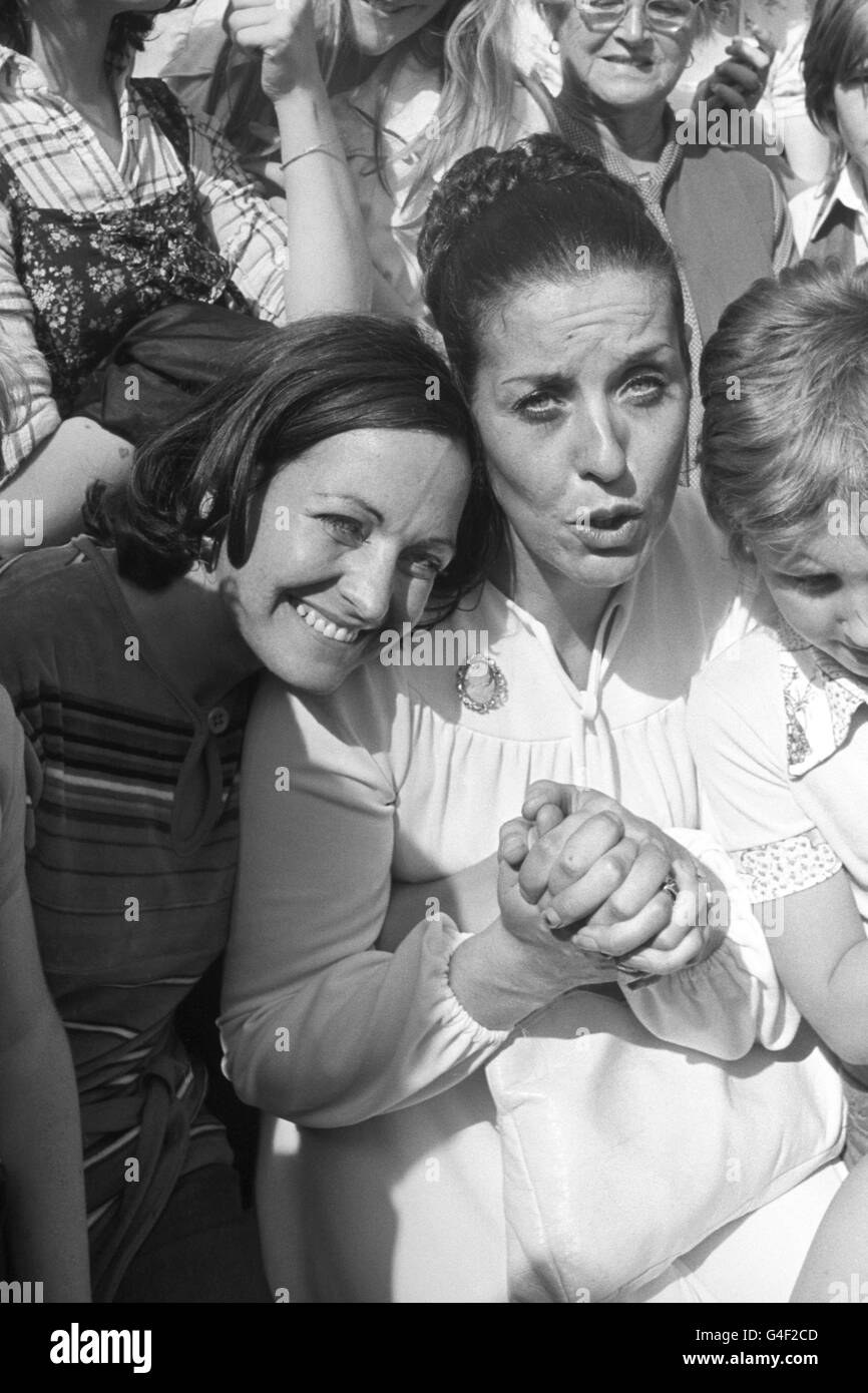 Mairead Corrigan (a sinistra) e la signora Betty Williams, attiviste per la pace nell'Irlanda del Nord, tra 10,000 donne cattoliche e protestanti durante una manifestazione di pace nelle aree repubblicane di Belfast. * 16/10/98 i due precedenti vincitori dell'Irlanda del Nord del Premio Nobel per la pace hanno dichiarato che la provincia potrebbe ora portare a una nuova democrazia come esempio per il resto del mondo, dopo che David Hume e John Trimble hanno ricevuto il Premio Nobel per la pace. Le due donne hanno vinto il premio nel 1976 come leader del popolo della Pace. Foto Stock