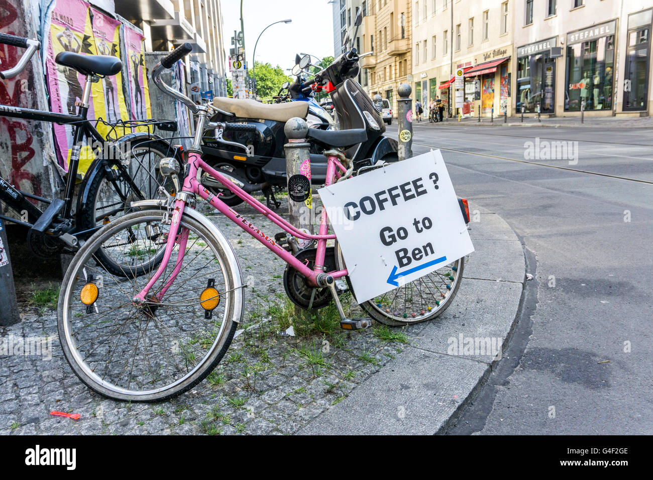 Pubblicità con una bicicletta, un segno per un coffee shop, Berlino, Germania Foto Stock