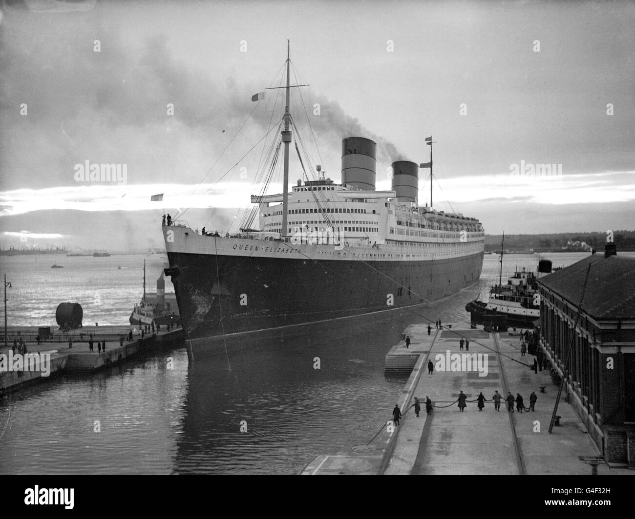 Dopo un'attesa di 12 ore, a causa del maltempo, la 'Queen Elizabeth' si trasferì dal 101° posto nel New Dock di Southampton al King George V Dry Dock per la fase successiva della sua conversione dalla nave da trotura al passeggero di lusso. L'operazione di spostamento del liner gigante nel molo, dove rimarrà per circa due settimane, ha richiesto quasi 90 minuti. Lei sarà in viaggio da Southampton a New York come passeggero di linea nel 16 ottobre 1946. Foto Stock