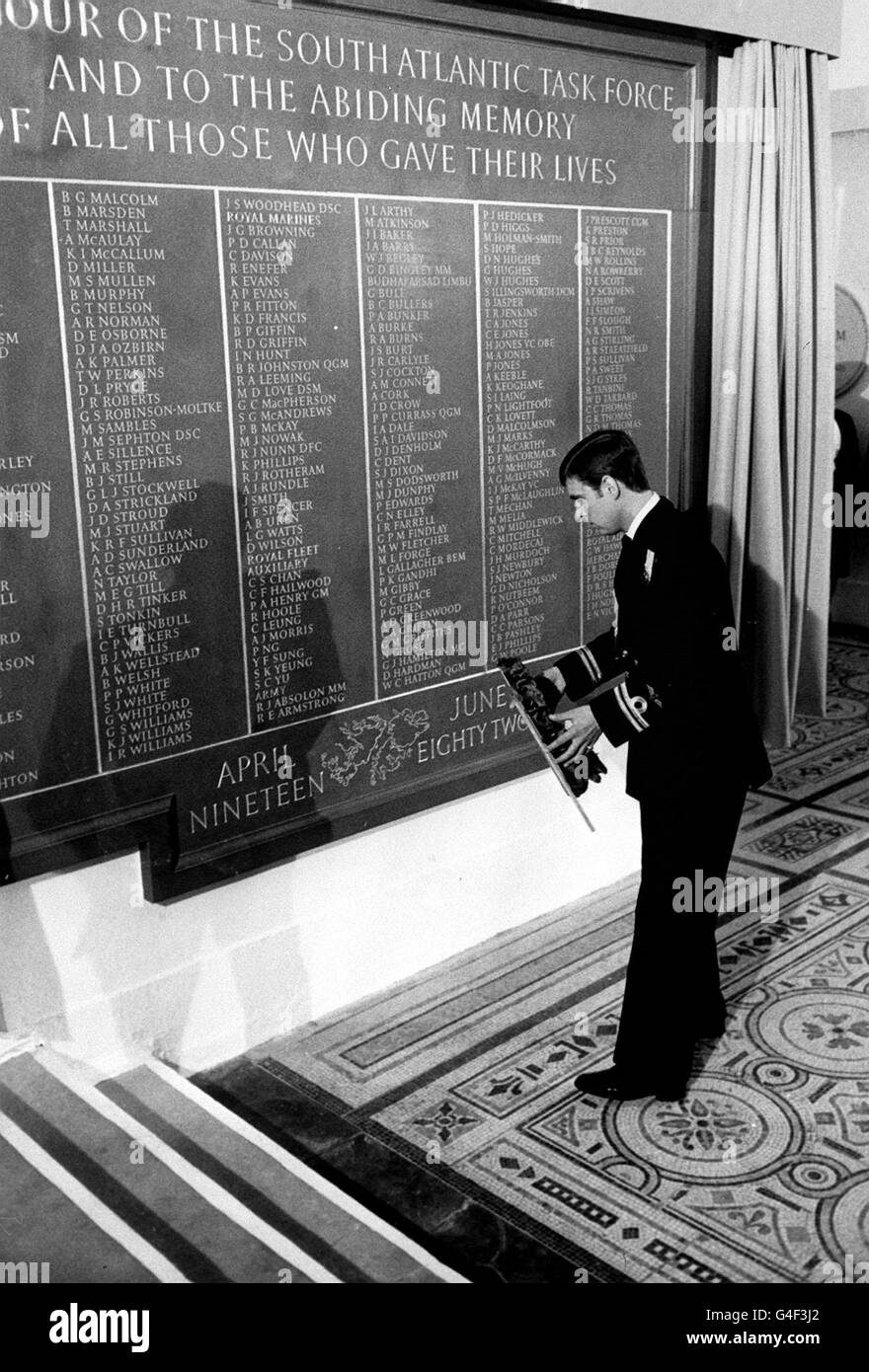 PA NEWS FOTO 14/6/85 Il principe Andréj, una campagna delle Falklands veterano recante una corona di fronte al Sud Atlantico campagna MEMORIAL svelata dalla regina presso un servizio di commemorazione IN ST. La CATTEDRALE DI SAN PAOLO *26/07/2001....Il Duca lascia la Royal Navy su lunedì 30 luglio 2001, dopo 22 anni di servizio. Foto Stock