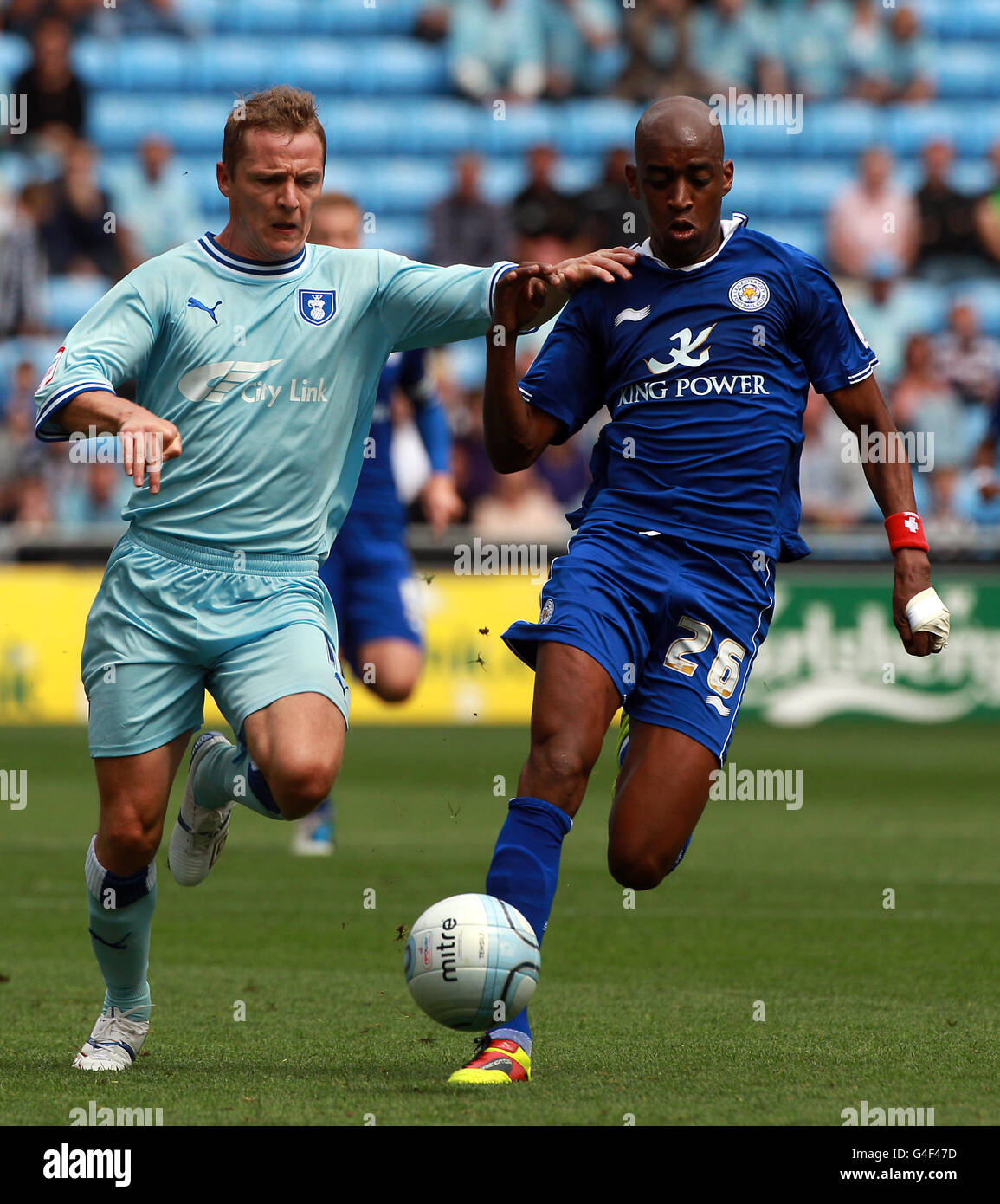 Calcio - Npower Football League Championship - Coventry City / Leicester City - Ricoh Arena. Gelson Fernandes di Leicester City (a destra) e Gary McSheffrey di Coventry City lottano per la palla Foto Stock