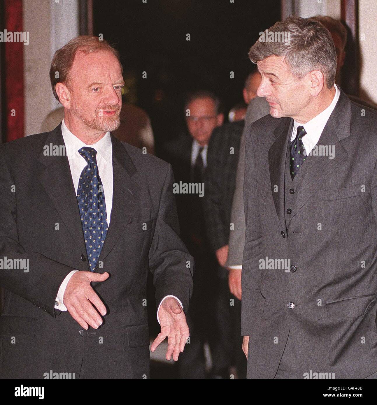 Il Ministro degli Esteri britannico parla (a sinistra) con il suo omologo tedesco Herr Joschka Fischer mercoledì 28 ottobre 1998 ai giardini Carlon - la sua residenza ufficiale di Londra - prima di una cena di lavoro. PA foto: Toby Melville. Foto Stock