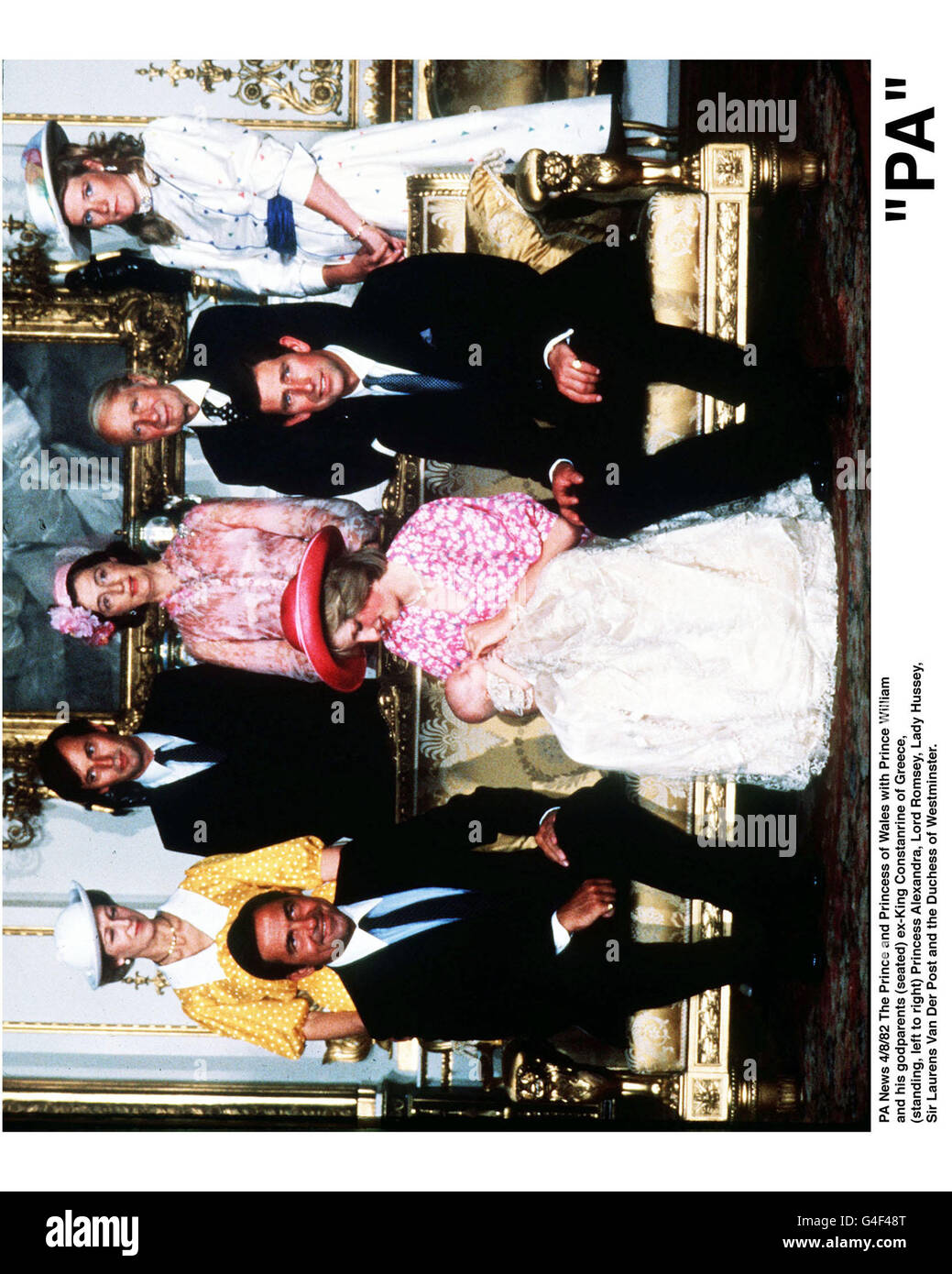 PA News 4/8/82 Il principe e la Principessa di Galles con il principe William e i suoi padrini (seduto) ex-Constanrine Re di Grecia, (in piedi, da sinistra a destra) la Principessa Alexandra, Signore Romsey, signora Hussey, Sir Laurens Van Der Post e la Duchessa di Westminster. Foto Stock