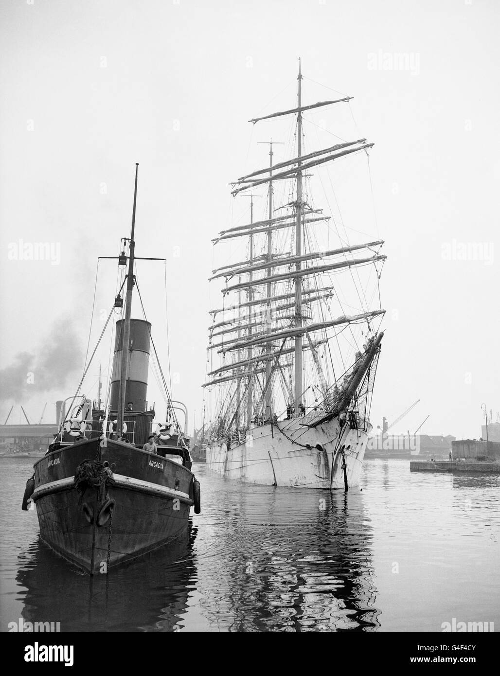 Il barque 'Viking' da 2,670 tonnellate a quattro alberi che arriva nel West India Dock di Londra da Falmouth. Il 'Viking' ha recentemente completato una gita in mare di 139 giorni da Port Victoria, Australia. Foto Stock