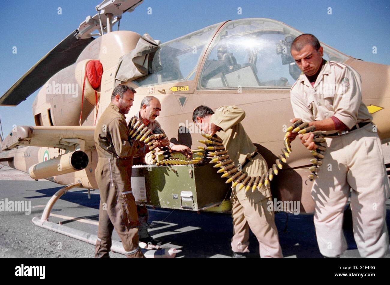 THR01-19981103-ZABOL, IRAN: I soldati iraniani caricano le munizioni su un elicottero Cobra costruito negli Stati Uniti, il 02 novembre a Zabol, vicino al confine afgano. L'Iran ha tenuto la fase finale di manovre militari molto pubblicizzate al confine e ha affermato che avrebbe tenuto le truppe nella zona estremamente sensibile per combattere il contrabbando e la 'sicurezza di mantenimento?. EPA PHOTO/AFP/BEHROUZ MEHRI Foto Stock
