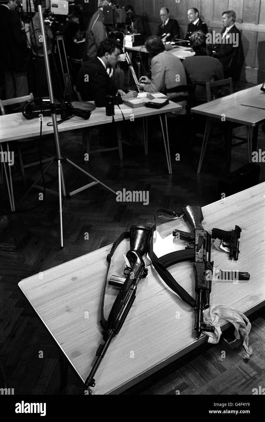 PA NEWS FOTO 29/9/87 armi utilizzate da HUNGERFORD KILLER MICHAEL RYAN SUL DISPLAY IN OCCASIONE DI UNA CONFERENZA STAMPA PRESSO IL BERKSHIRE città mercato PB Foto Stock