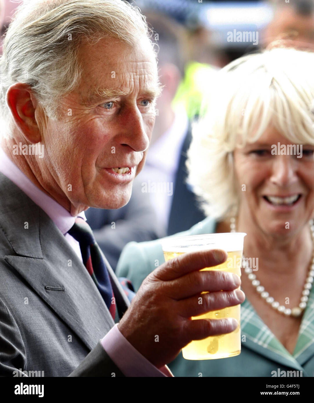 Il Principe di Galles e la Duchessa di Cornovaglia partecipano a una gara di beneficenza all'Ippodromo di Perth in Scozia. Foto Stock