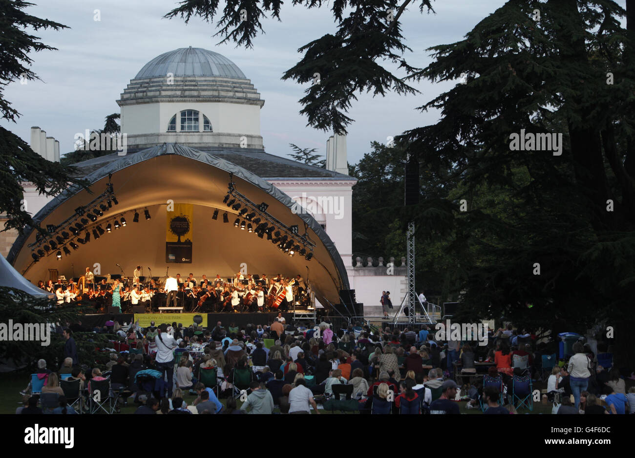 La Royal Philharmonic Orchestra si esibirà durante l'American Express Symphony at the Park, che si tiene presso la Chiswick House di Londra, in occasione dell'ottantesimo compleanno degli Abbey Road Studios. Foto Stock