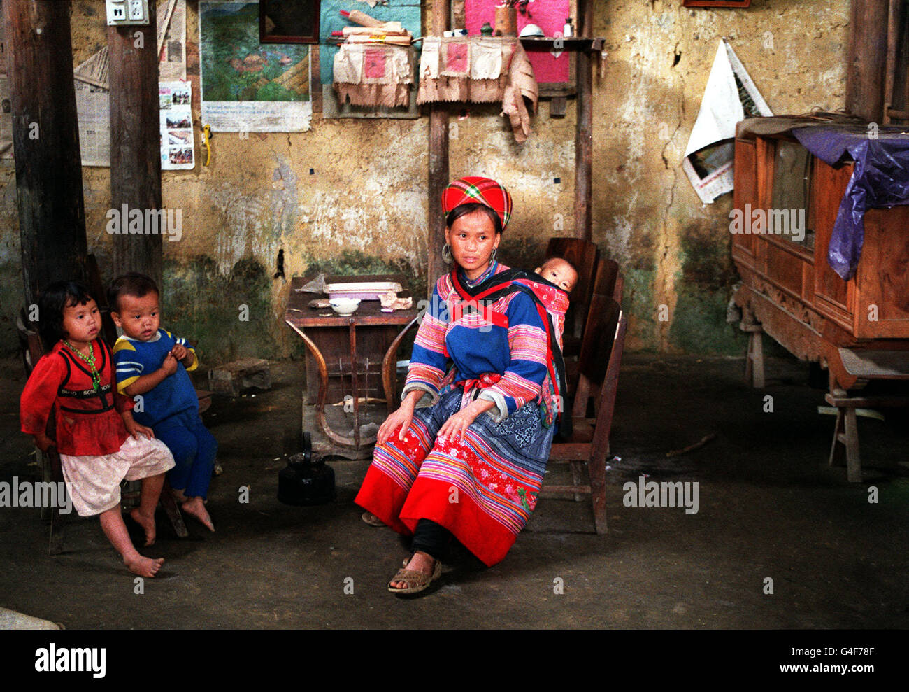 Calcio VIETNAM PICS/Cat Ba donna e bambini Foto Stock