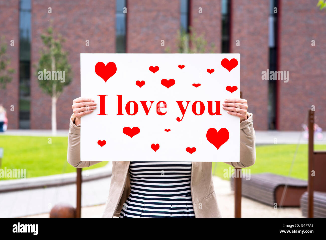 Una foto di una donna con un pezzo ti amo Foto Stock