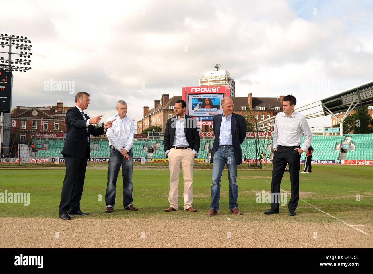 Cricket - Npower Quarta prova - Day Three - Inghilterra / India - The Kia Oval. Alec Stewart con i vincitori di un'asta in un'ispezione di campo prima del terzo giorno della partita di prova tra Inghilterra e India al Kia Oval Foto Stock