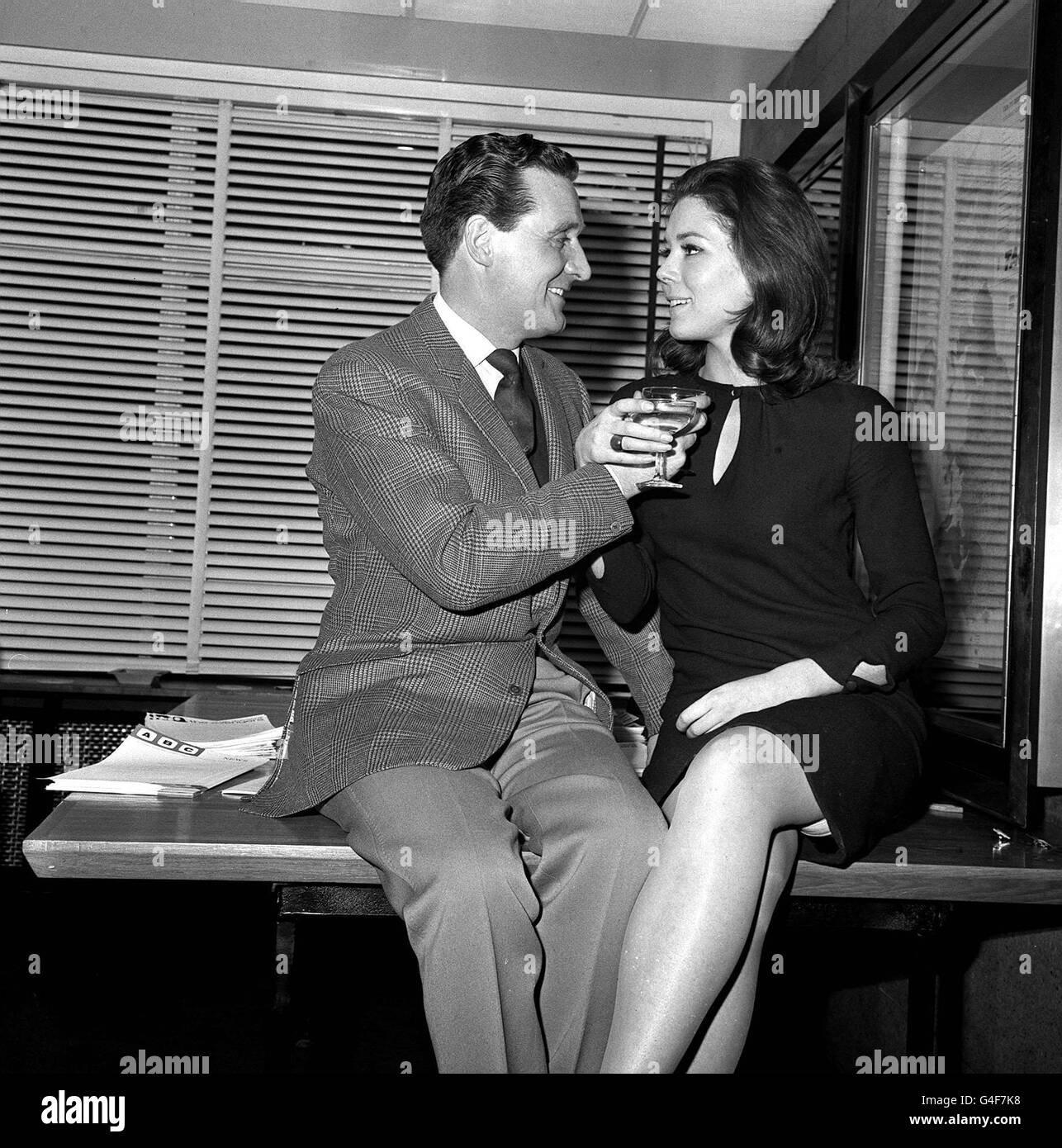 PATRICK MACNEE E DAME DIANA RIGG CHE HANNO GIOCATO JOHN STEED ED EMMA PEEL NELLA SERIE TELEVISIVA ABC 'THE AVENGERS', QUI A LONDRA PER CELEBRARE LA NOTIZIA CHE LA SERIE ERA STATA VENDUTA ALLA SOCIETÀ DI RADIODIFFUSIONE AMERICANA PER SUPERARE UN VALORE TOTALE DI UN MILIONE DI DOLLARI Foto Stock