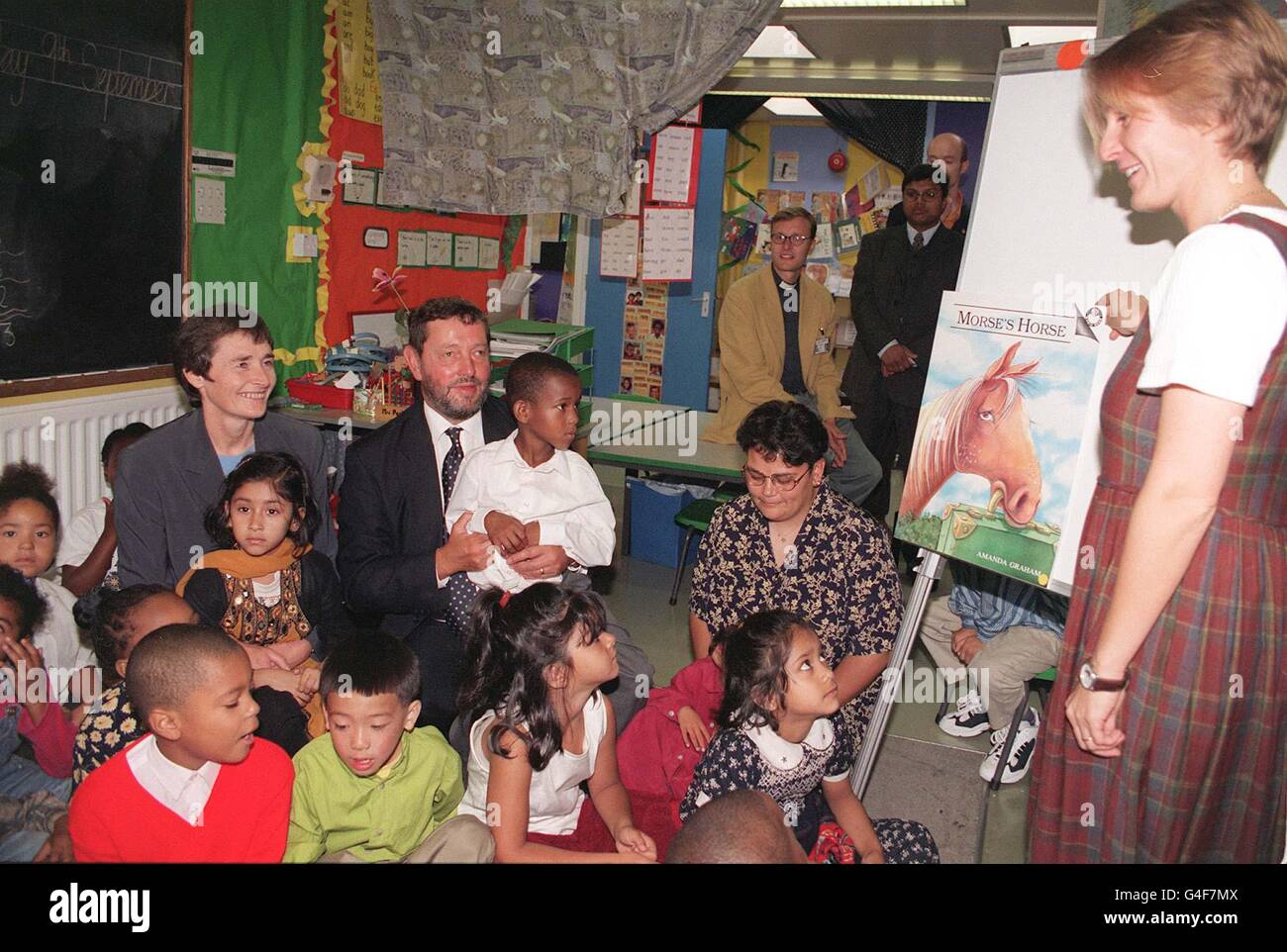 Il Segretario per l'Istruzione David Blunkett e il Ministro per gli Standard delle scuole Estelle Morris si siedono in una seconda classe, insegnata da Katie Parks (destra), durante una visita di oggi (Mer) alla Colegre Primary School, a Newham, Londra orientale. Vedere la storia di formazione di PA Blunkett. Foto di Michael Stephens/PA Foto Stock