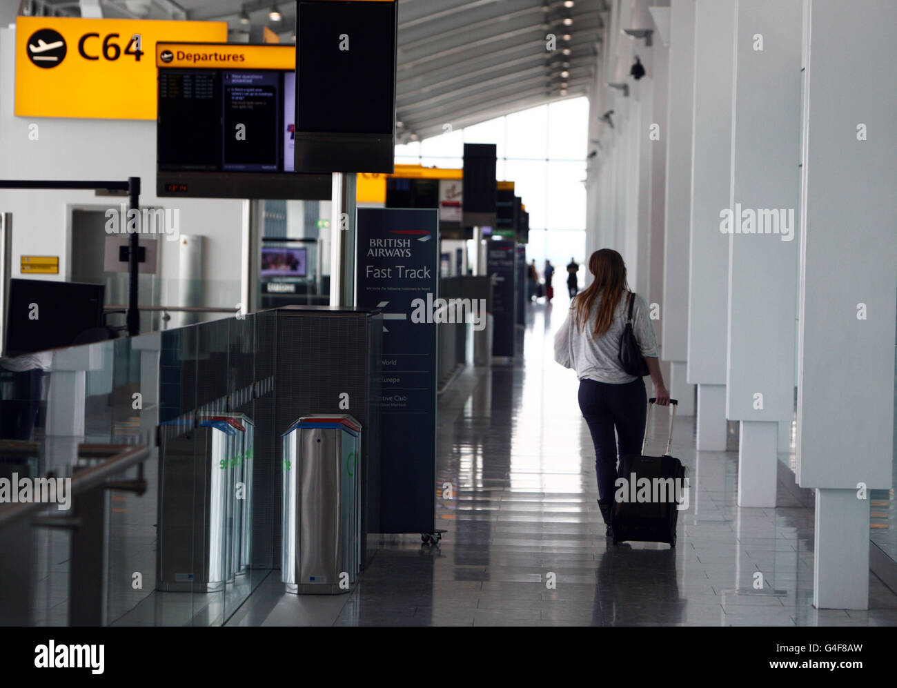 Scorta di Heathrow. Terminal 5C presso l'aeroporto Heathrow di Londra Foto Stock