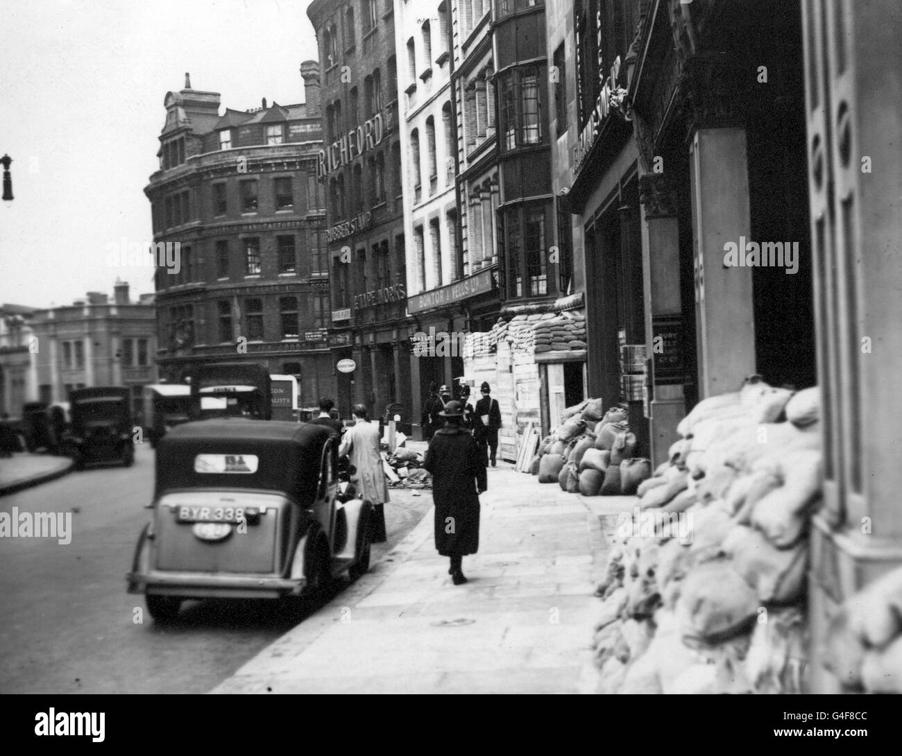 PA NEWS FOTO 2/9/39 sacchi di sabbia a Londra le strade durante la seconda guerra mondiale Foto Stock