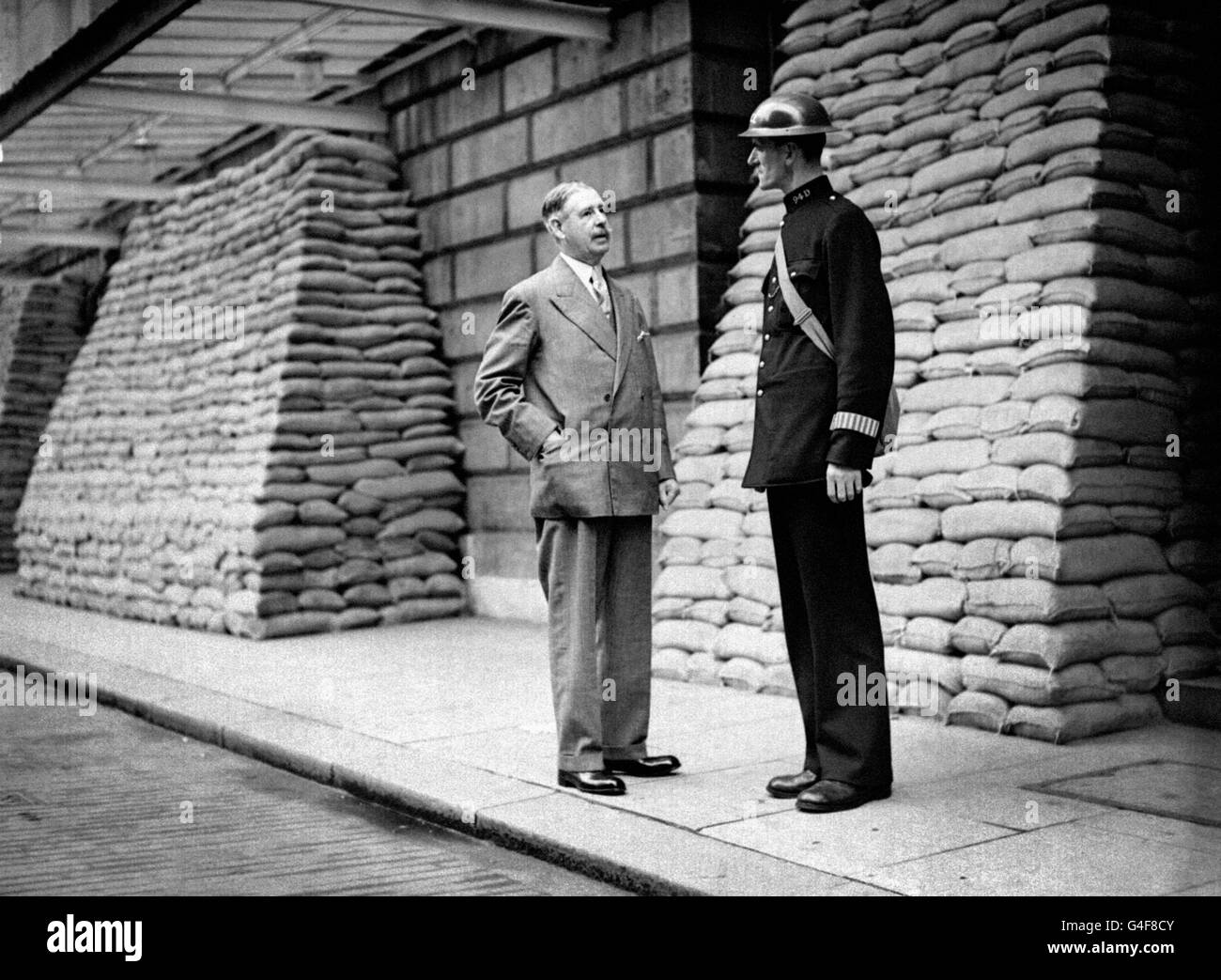 Il sindaco, Sir Frank Bowater e il più alto poliziotto della città, PC Nichols (nome sconosciuto), con una maschera a gas e un casco in acciaio, mentre Londra si prepara alla guerra. Foto Stock