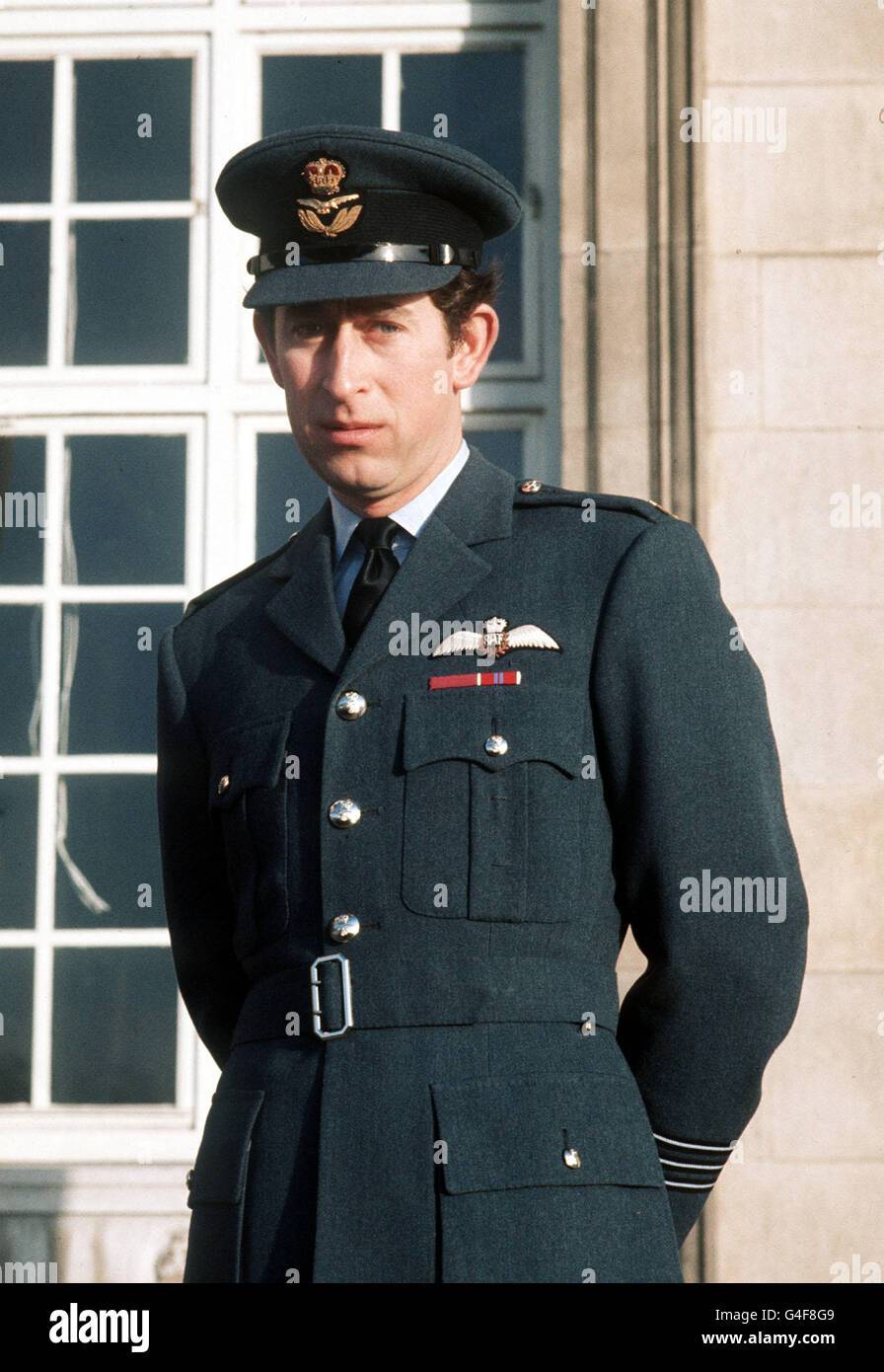 PA NEWS FOTO 7/2/77 Il principe Carlo INDOSSA IL SUO WING COMMANDER'S UNIFORME PER LA PRIMA VOLTA IN PUBBLICO, egli è stato recentemente promosso al rango presso il Collegio di RAF Cranwell, dove egli stava iniziando un ripasso battenti corso di formazione Foto Stock