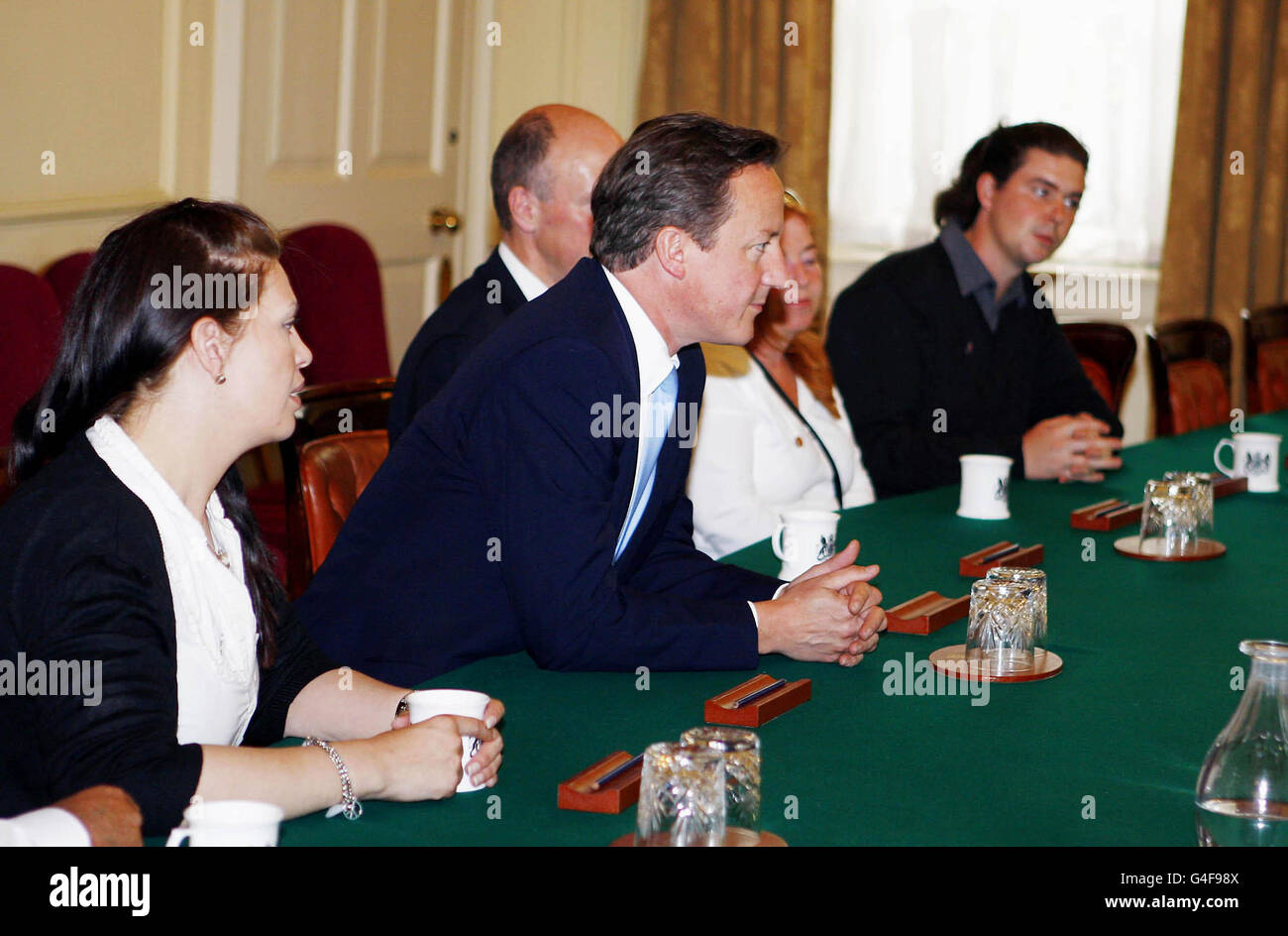 Il primo ministro David Cameron incontra alcuni dei responsabili della costruzione del London 2012 Olympic Park a Stratford, a est di Londra, durante un ricevimento a Downing Street a Westminster, nel centro di Londra. Foto Stock