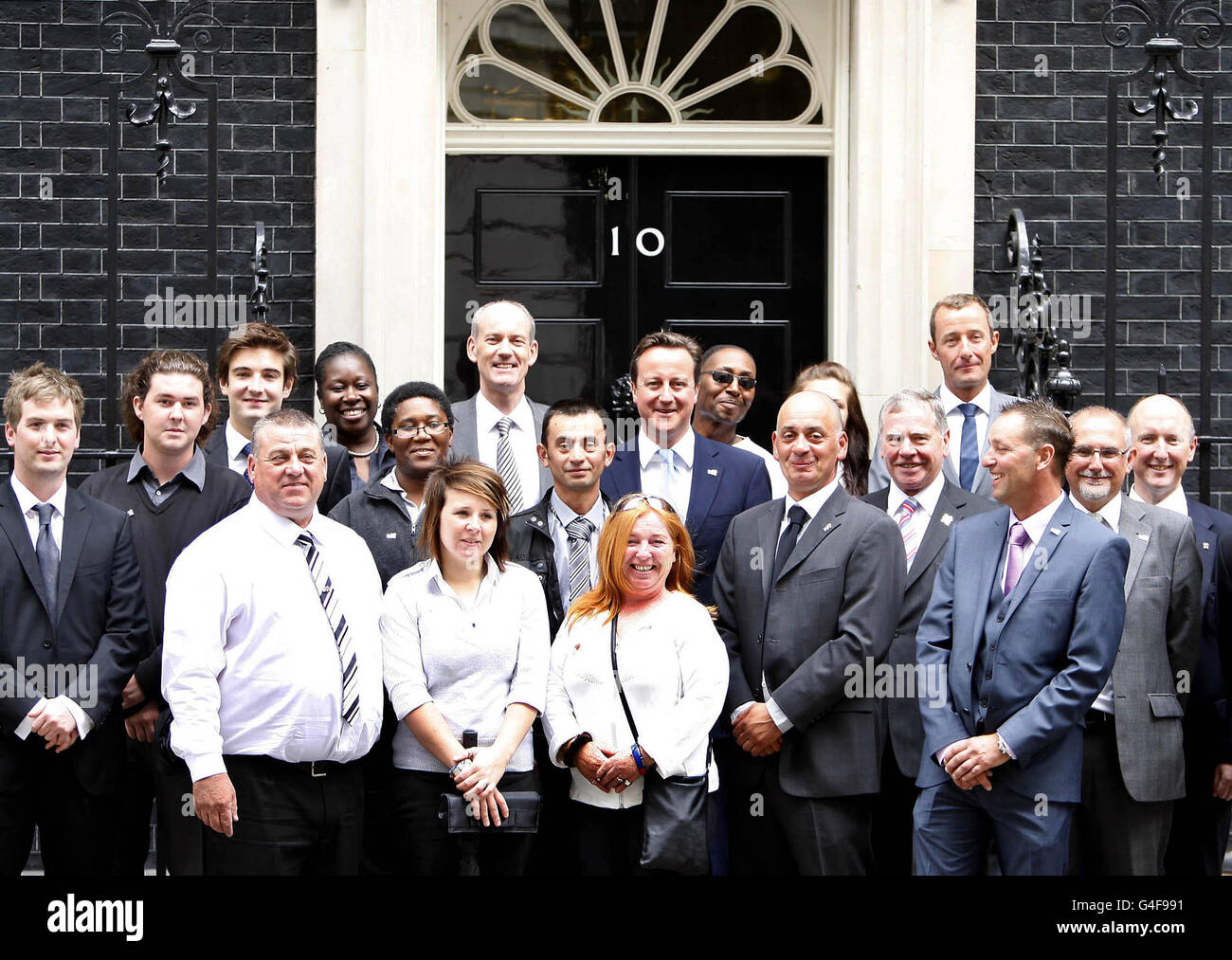 Il primo ministro David Cameron incontra alcuni dei responsabili della costruzione del London 2012 Olympic Park a Stratford, a est di Londra, durante un ricevimento a Downing Street a Westminster, nel centro di Londra. Foto Stock