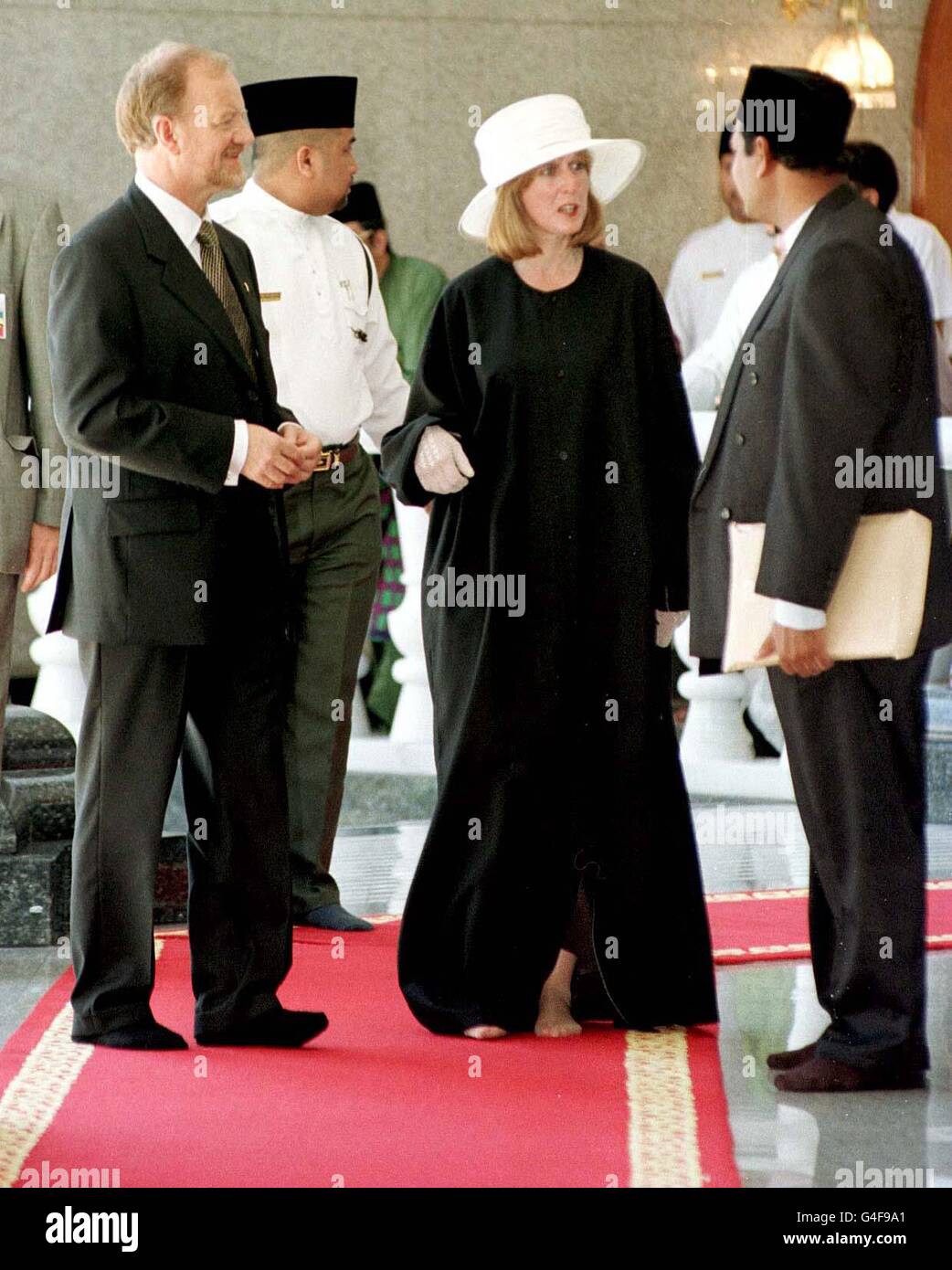 Il Segretario degli Esteri Robin Cook (a sinistra) e la sua nuova moglie Gaynor, vestita in un 'gamis' musulmano, visitano la Moschea JaME'ASR Hassanil Bolkiah a Bandar seri Begawan durante il secondo giorno (venerdì) della visita di Stato di tre giorni della Regina a Brunei. Fotografia di Fiona Hanson/PA Foto Stock