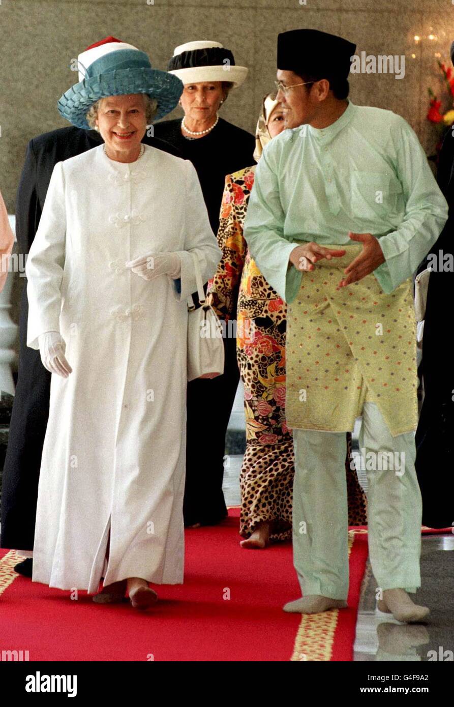 La Regina, vestita in un 'gamis' musulmano fatto appositamente per lei e portato dall'Inghilterra, tournée nella Moschea di JaME'ASR Hassanil Bolkiah a Bandar seri Begawan durante il secondo giorno della sua visita di Stato di tre giorni a Brunei. Foto Stock
