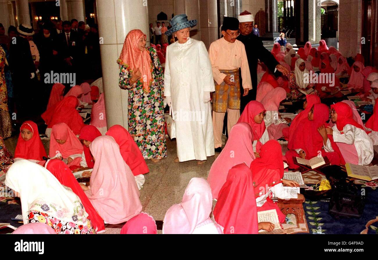 La regina, indossando un 'gamis' musulmano fatto specialmente per lei in Inghilterra, vede l'area di istruzione dei bambini della Moschea di JaME'ASR Hassanil Bolkiah a Bandar seri Begawan durante il secondo giorno della sua visita di Stato di tre giorni a Brunei. Fotografia di Arthur Edwards/Pool/PA Foto Stock
