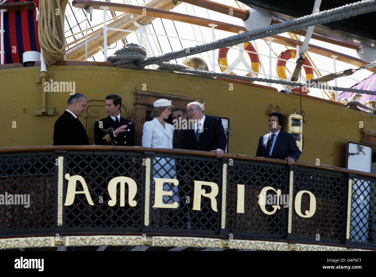 Il Principe e Principessa di Galles con il Ministro della Difesa italiano Giovanni Spadolini (capelli bianchi), sul ponte dell'Amerigo Vespucci, guardando la Rivista Navale di la Spezia. Foto Stock