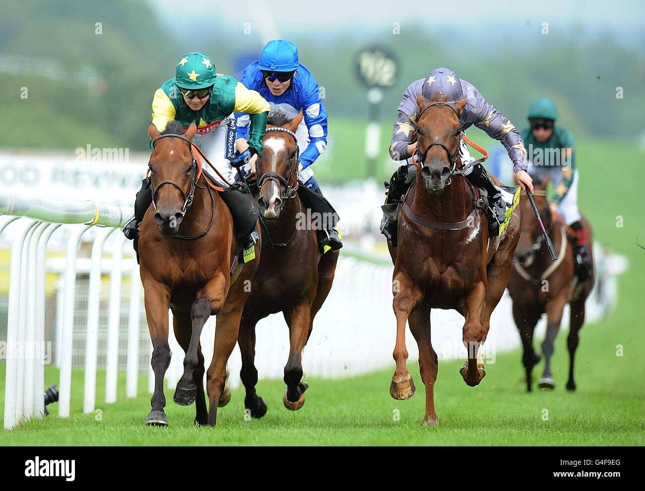 Boom e Bust guidato da Hayley Turner (a sinistra) viene a casa Per vincere il totesport Mile (Heritage handicap) (Precedentemente noto come Golden Mile) Foto Stock