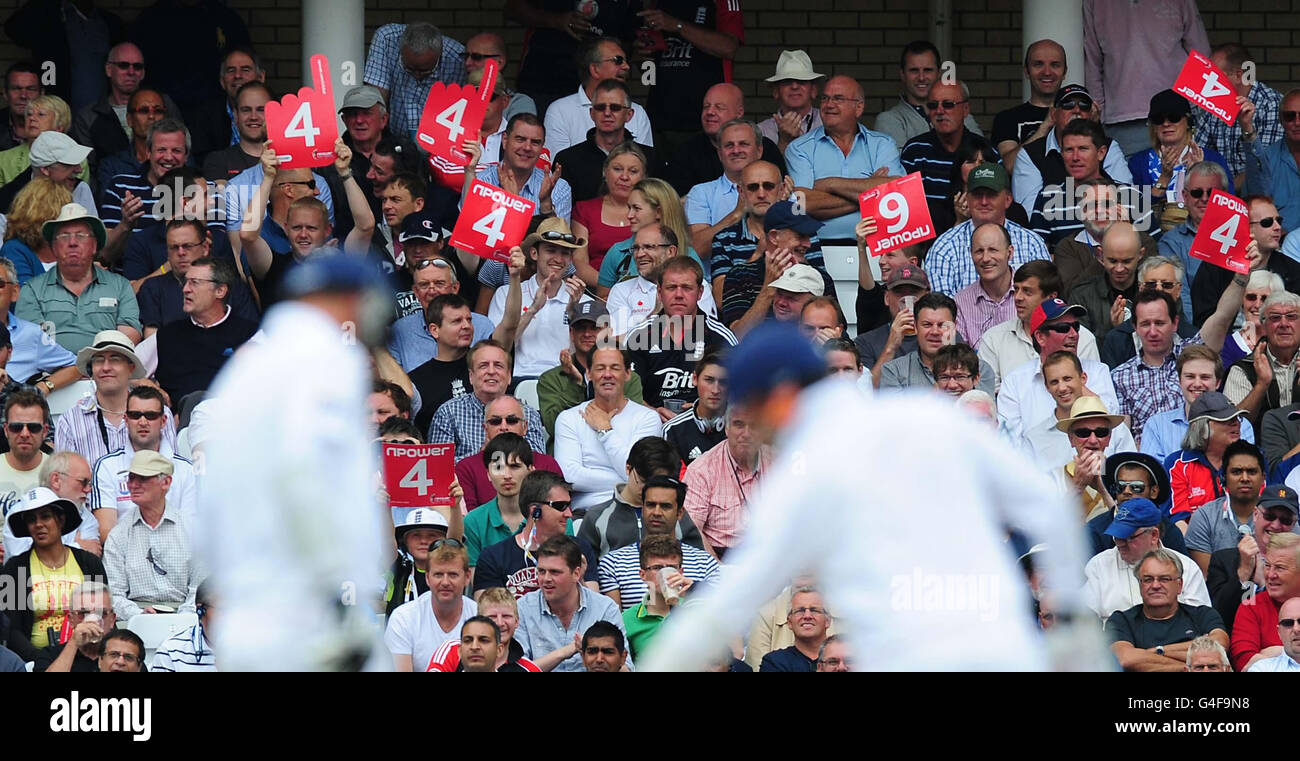 Cricket - npower secondo Test - Day One - Inghilterra / India - Trent Bridge. I tifosi mostrano le carte di corsa durante la seconda partita di prova di npower a Trent Bridge, Nottingham. Foto Stock