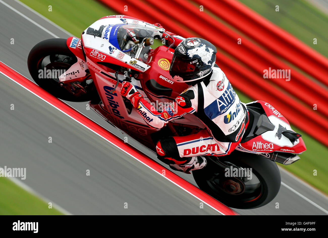 Carlos Checa in Spagna sulla Ducati 1098R durante la giornata di prove libere del Campionato Mondiale FIM Superbike a Silverstone, Northampton. Foto Stock