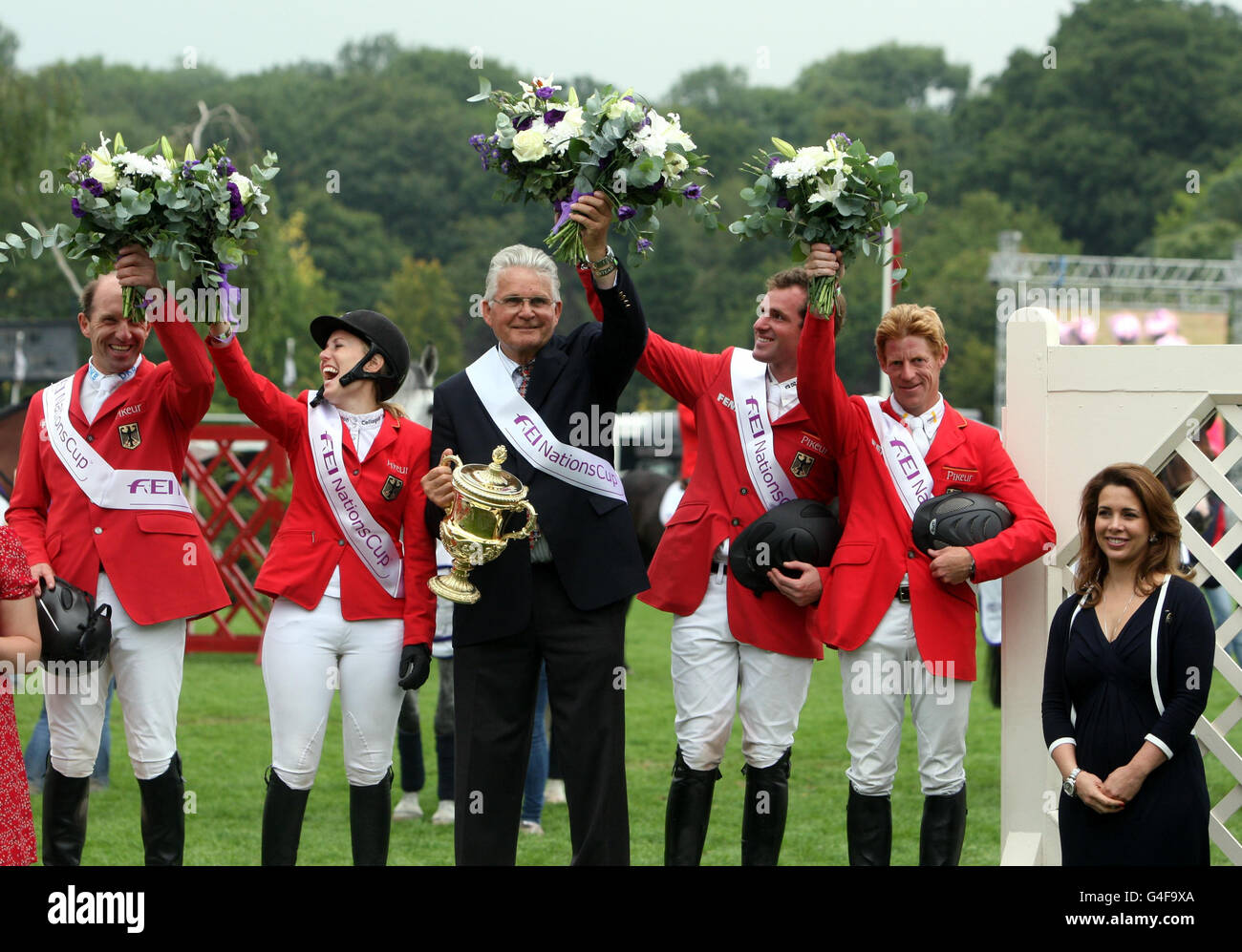 La squadra tedesca festeggia (da sinistra a destra) Philipp Weishaupt, Janne-Friederike Meyer, Holger Wulschner e Marcus Ehning dopo aver vinto la Coppa delle nazioni con il presidente FEI Princess Haya durante il Longines Royal Hickstead International Horse Show presso l'All England Jumping Course di Hickstead. Foto Stock