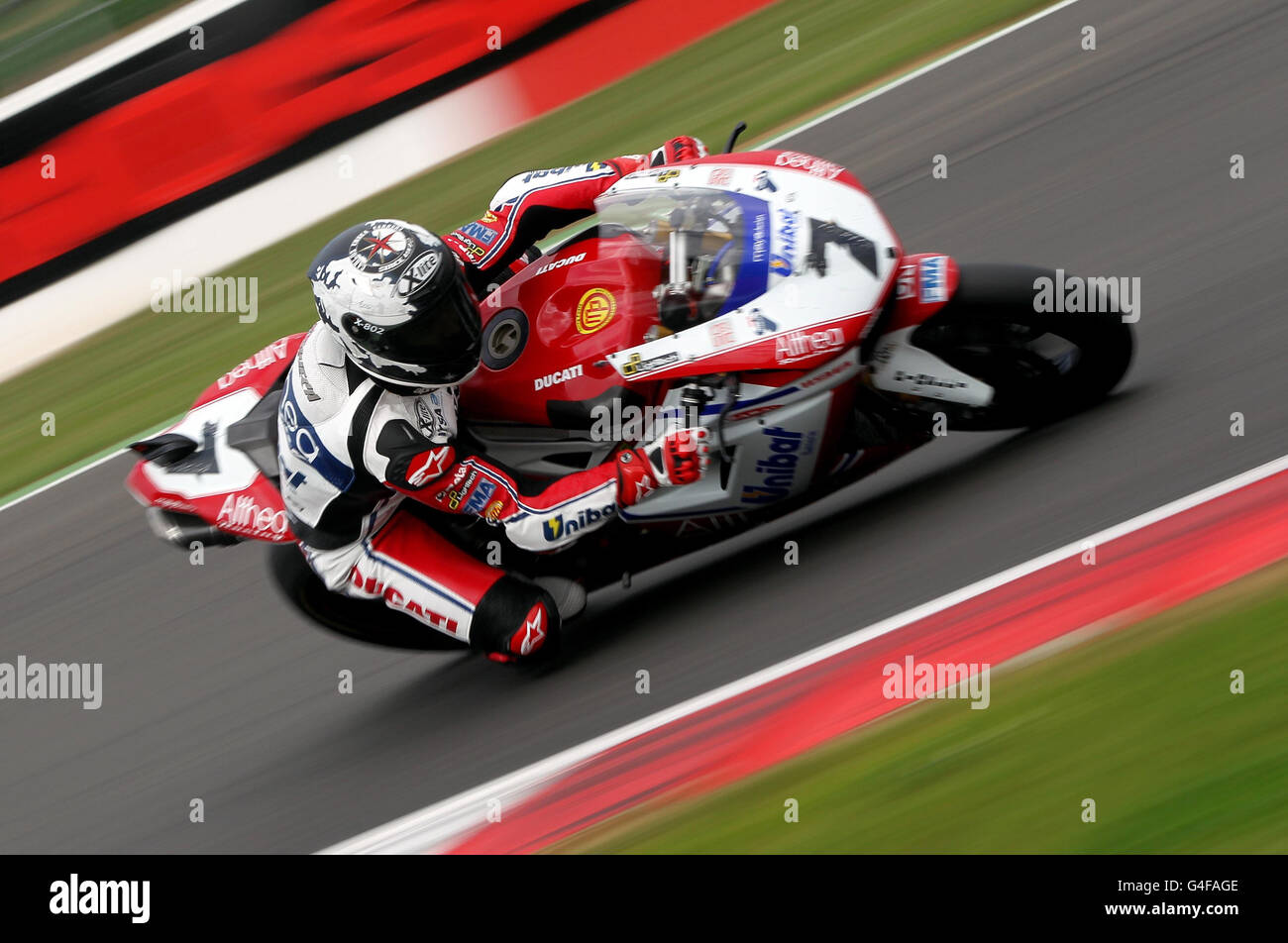 Carlos Checa in Spagna sulla Ducati 1089R durante le prove di qualificazione per il Campionato Mondiale FIM Superbike al circuito di Silverstone, Northampton. Foto Stock