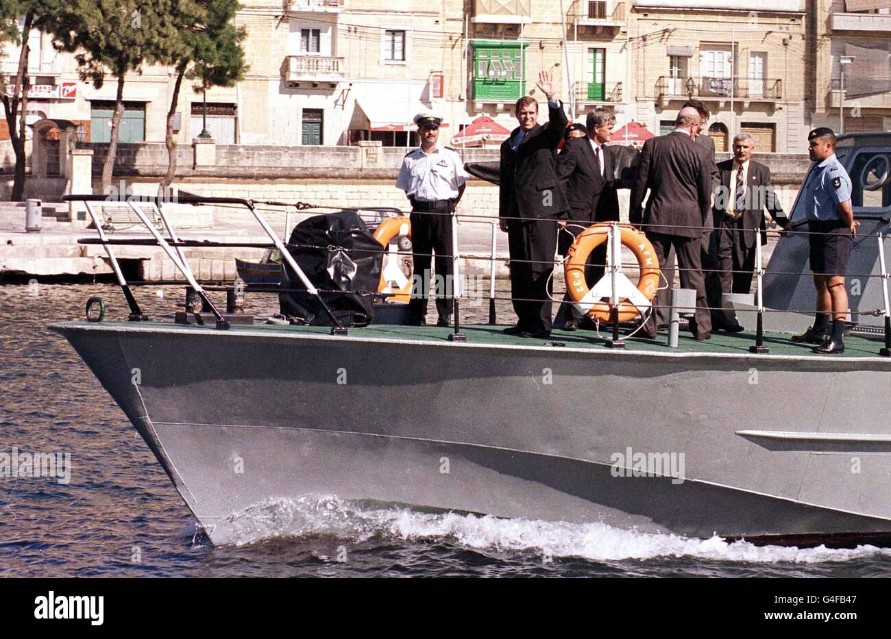 Il Duca di York ondeggia per gli avvistatori sul lato del molo, mentre questo pomeriggio (Giovedi) visita il grande porto di Valletta a Malta, a bordo di una nave della Marina Maltese, il Duca è in una visita di due giorni all'isola. FOTOGRAFIA DI JOHN STILLWELL/PA.. Vedi la storia del duca REALE della Pennsylvania Foto Stock