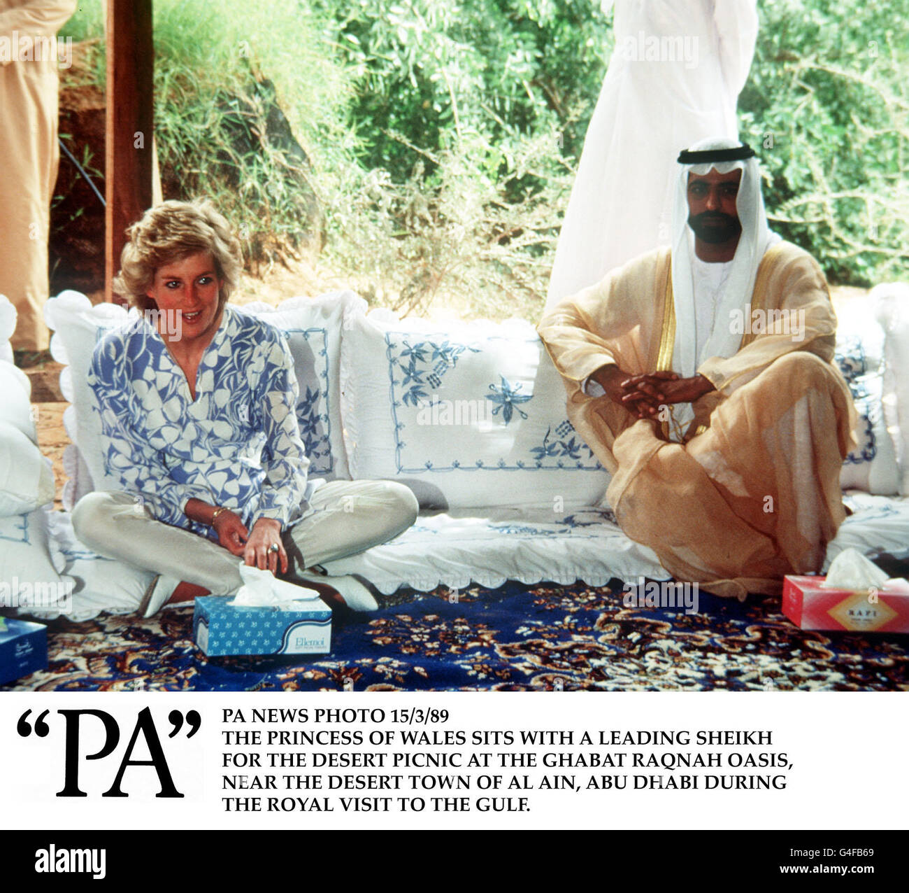 PA NEWS PHOTO 15/3/89 LA PRINCIPESSA DEL GALLES SIEDE CON UNO SCEICCO LEADER PER IL PICNIC NEL DESERTO PRESSO L'OASI GHABAT RAQNAH, VICINO ALLA CITTÀ DESERTICA DI AL AIN, ABU DHABI DURANTE LA VISITA REALE AL GOLFO Foto Stock