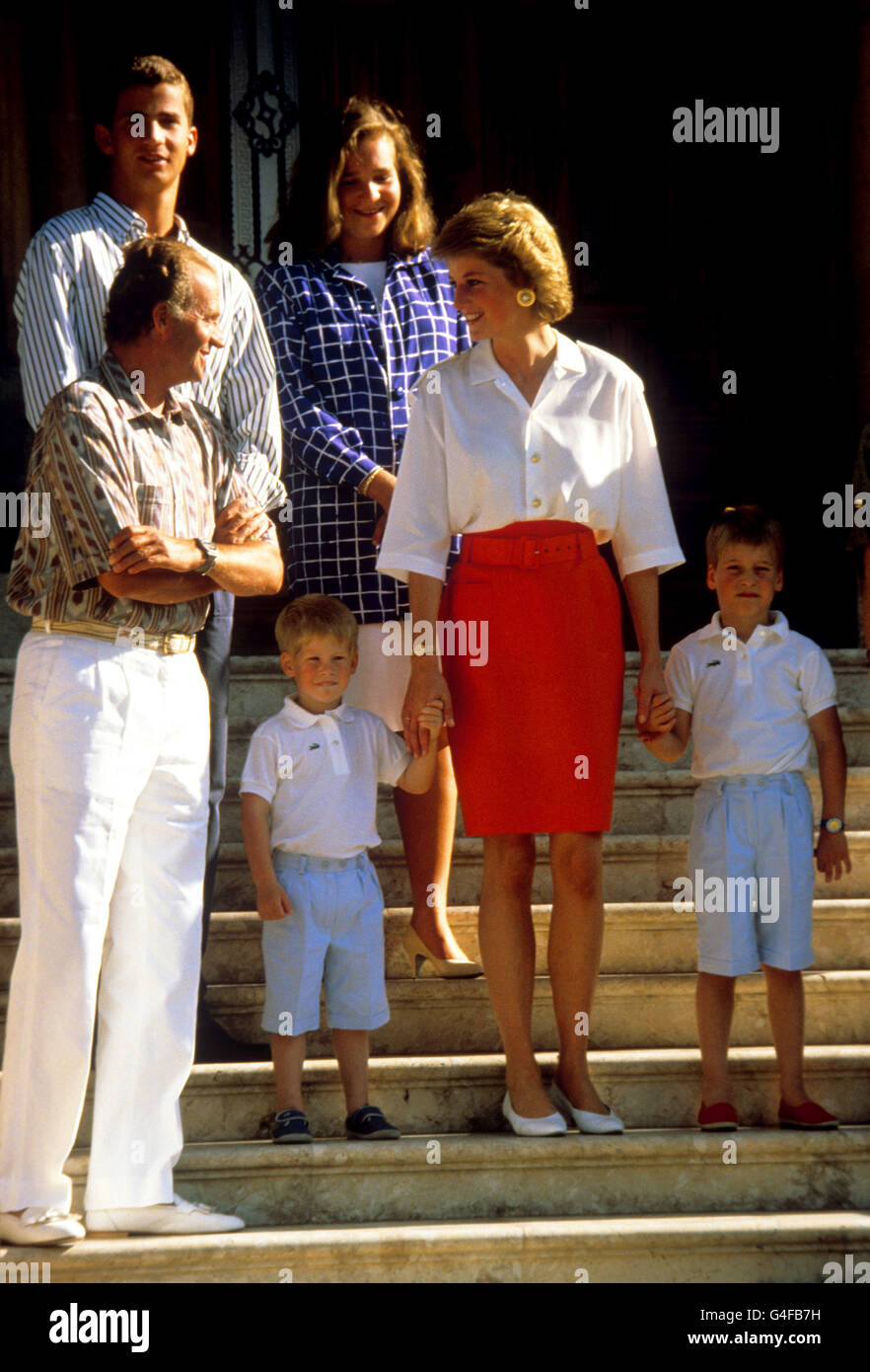 PA NEWS PHOTO 13/8/88 LA PRINCIPESSA DI GALLES CON IL PRINCIPE GUGLIELMO E IL PRINCIPE ENRICO, L'INFANTA ELENA E IL PRINCIPE FELIPE (SFONDO) E IL RE JUAN CARLOS DI SPAGNA SULLE SCALE DEL PALAZZO MARIVENT A PALMA DI MAIORCA Foto Stock