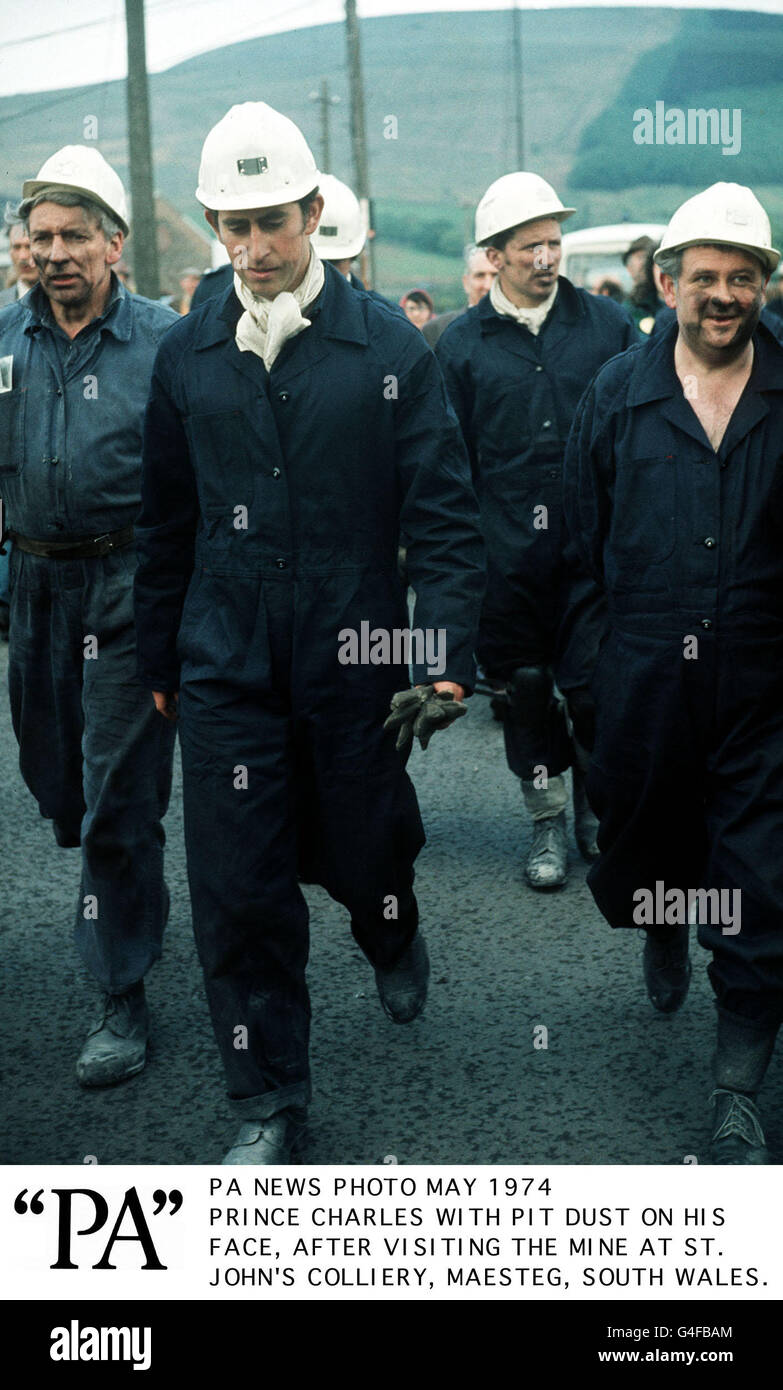 PA NEWS PHOTO MAGGIO 1974 PRINCIPE CARLO CON POLVERE DI BUCA SUL VISO, DOPO AVER VISITATO LA MINIERA A ST. JOHN'S COLLIERY, MAESTEG, GALLES DEL SUD. Foto Stock