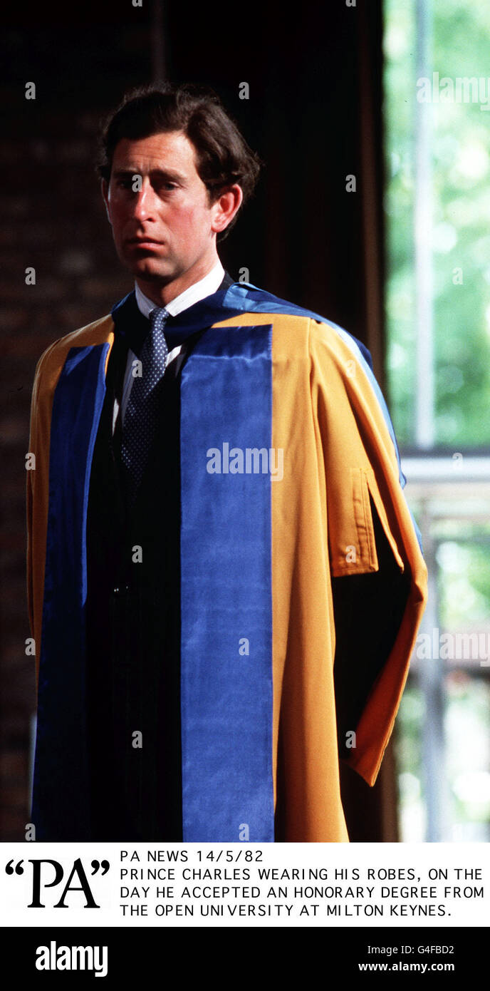 PA News 14/5/82 Il principe Carlo indossa le vesti, il giorno egli ha accettato una laurea ad honorem dall'università aperta a Milton Keynes. Foto Stock