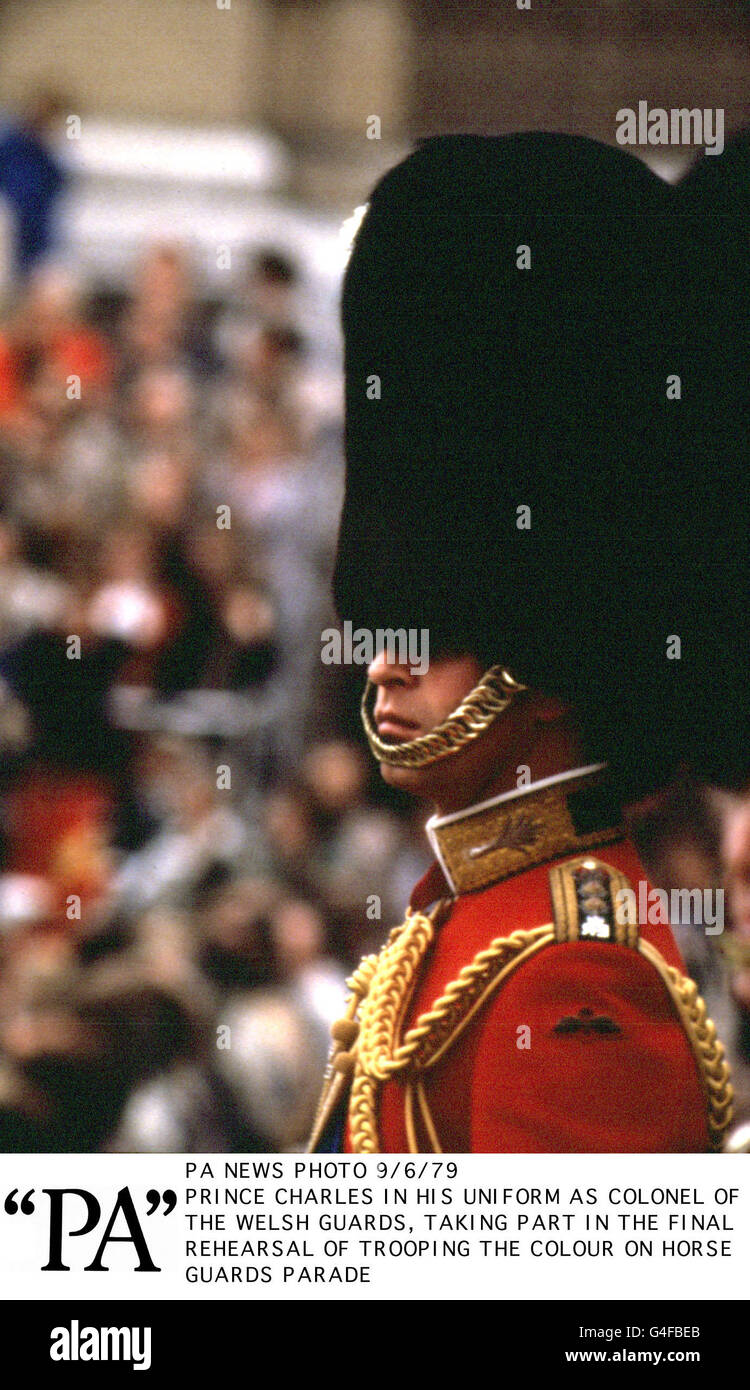 PA NEWS PHOTO 9/6/79 IL PRINCIPE CARLO NELLA SUA UNIFORME COME COLONNELLO DELLE GUARDIE GALLESI, PARTECIPANDO ALLA PROVA FINALE DI TROUP IL COLORE SU HORSE GUARDS PARADE Foto Stock