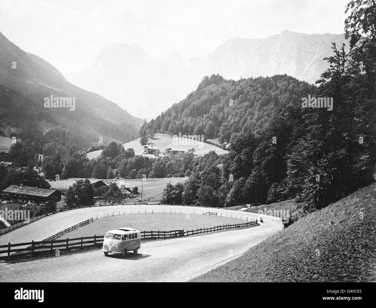 Travel Stock - strada alpina - Germania. Un pulmino Volkswagen Camper percorre la strada alpina vicino a Berchtesgaden, Germania Foto Stock