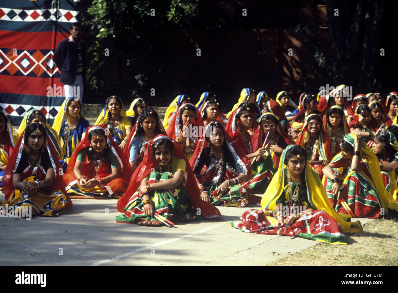 Bambini alla St. Thomas Girls High School di Delhi durante la visita della Regina. Foto Stock